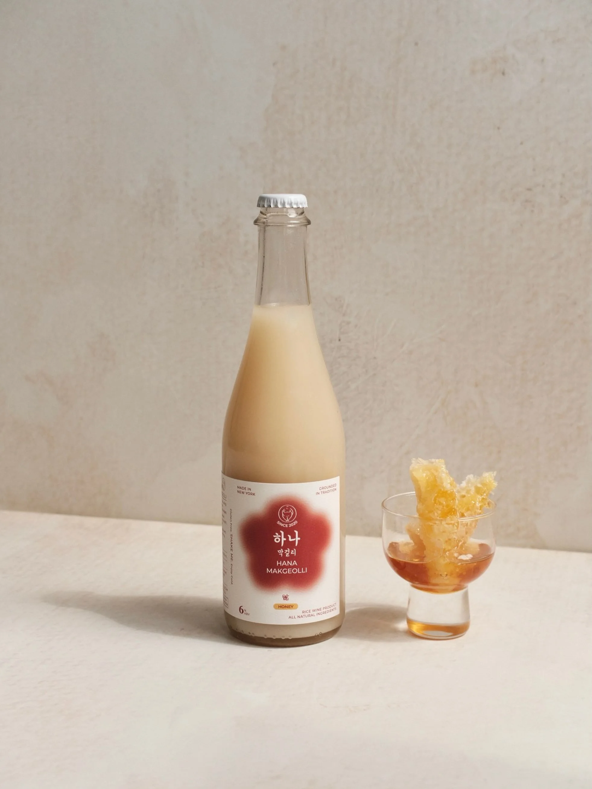 Introducing Hana Makgeolli Honey 🍯 

Rice. Water. Nuruk. And, of course, all-natural wildflower honey. Four ingredients, a new, perfectly sweet expression of Hana Makgeolli.

Our new Honey Makgeolli is an invitation to slow down, pour a glass, and s