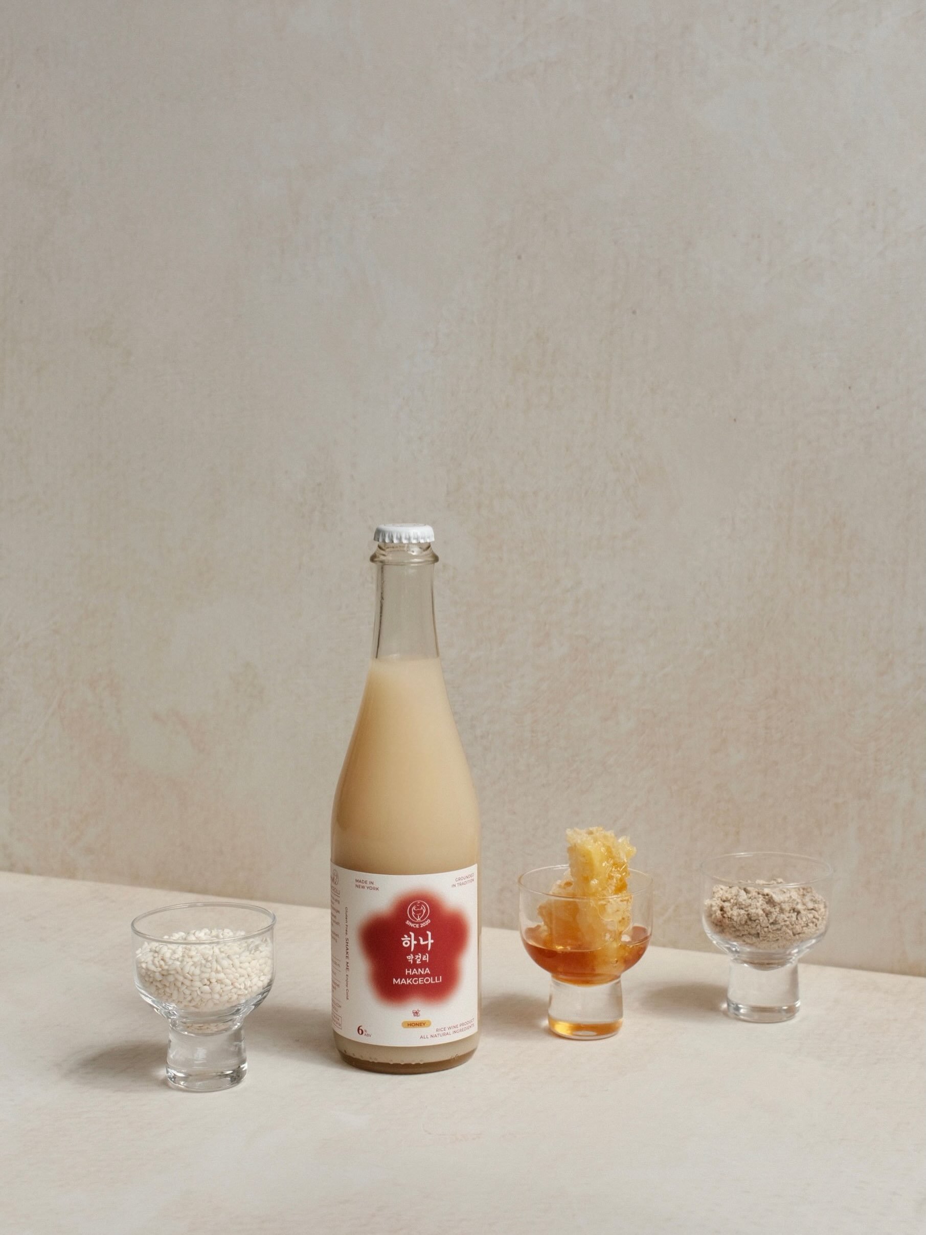 A closer look at what goes into Honey. 

Rice. Water. Nuruk. Wildflower honey. Four ingredients, brought together through traditional Korean brewing.

Honey Makgeolli bottles, now available to purchase online. 

Shop via the link in bio. 

하나 막걸리 꿀을 