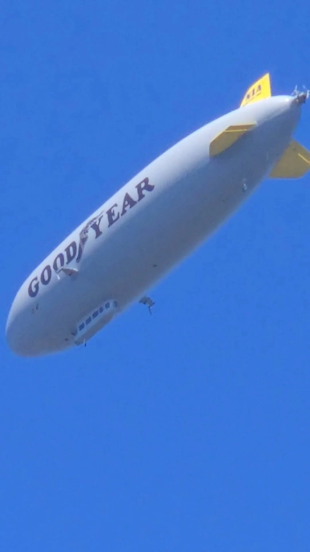 Well its not everyday you look up and see the Goodyear blimp lmao I wanna fly it!!!
