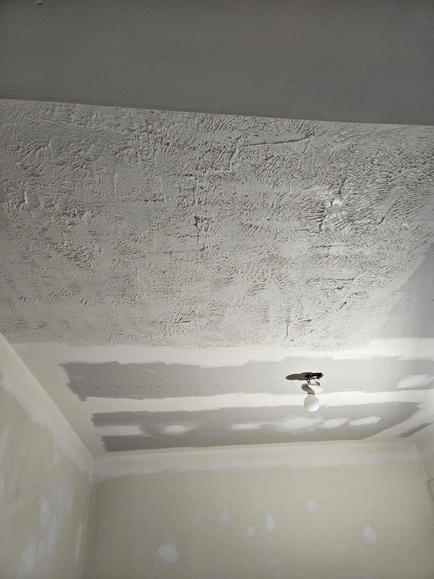 Well I wouldn&rsquo;t give it a 10/10 but for first ever texture ceiling&hellip; it ain&rsquo;t bad! Some high/thick spots but overall good.