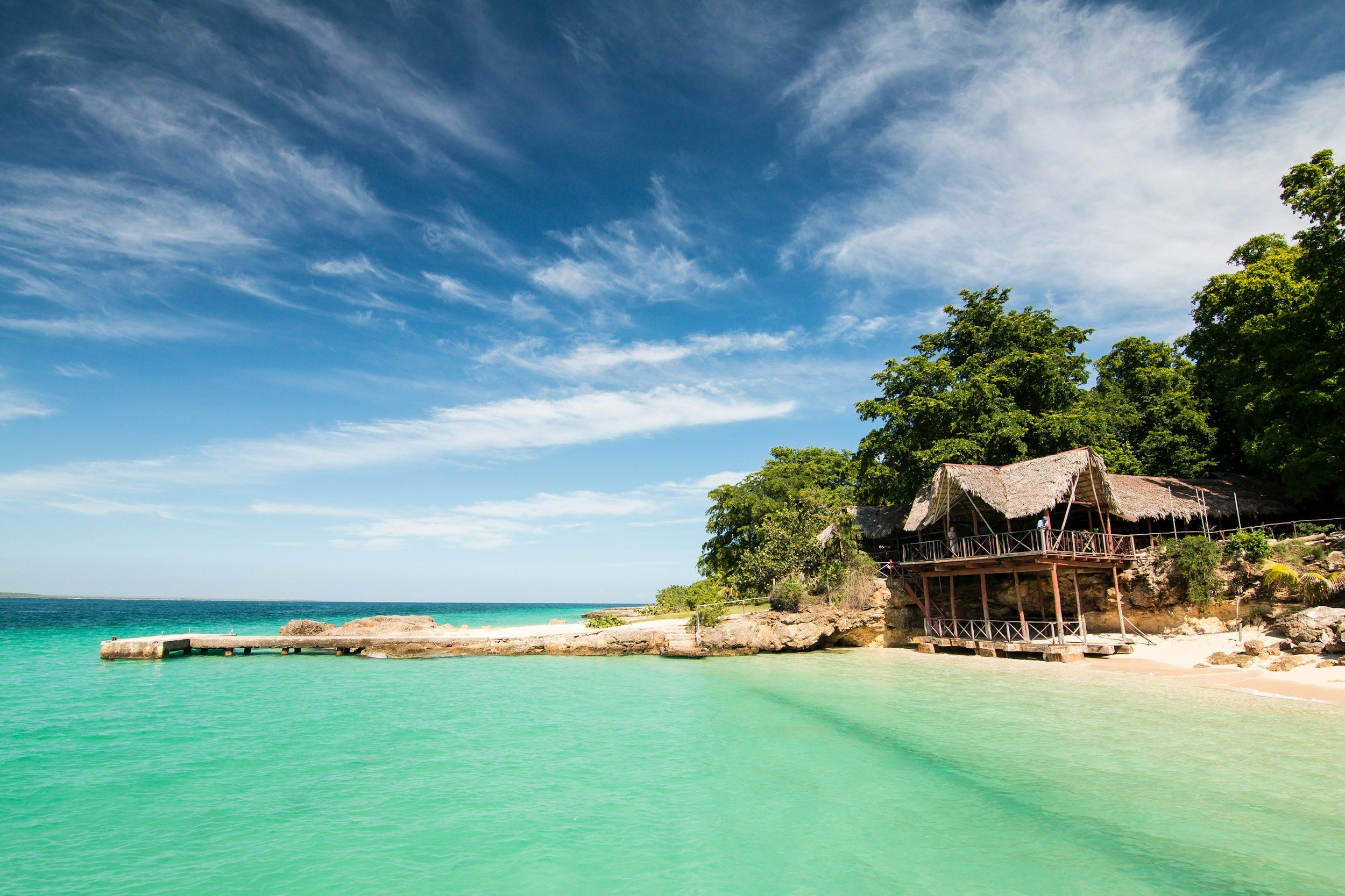 Rickety beach house Varadero. image by unsplash.com/@alexmeier19