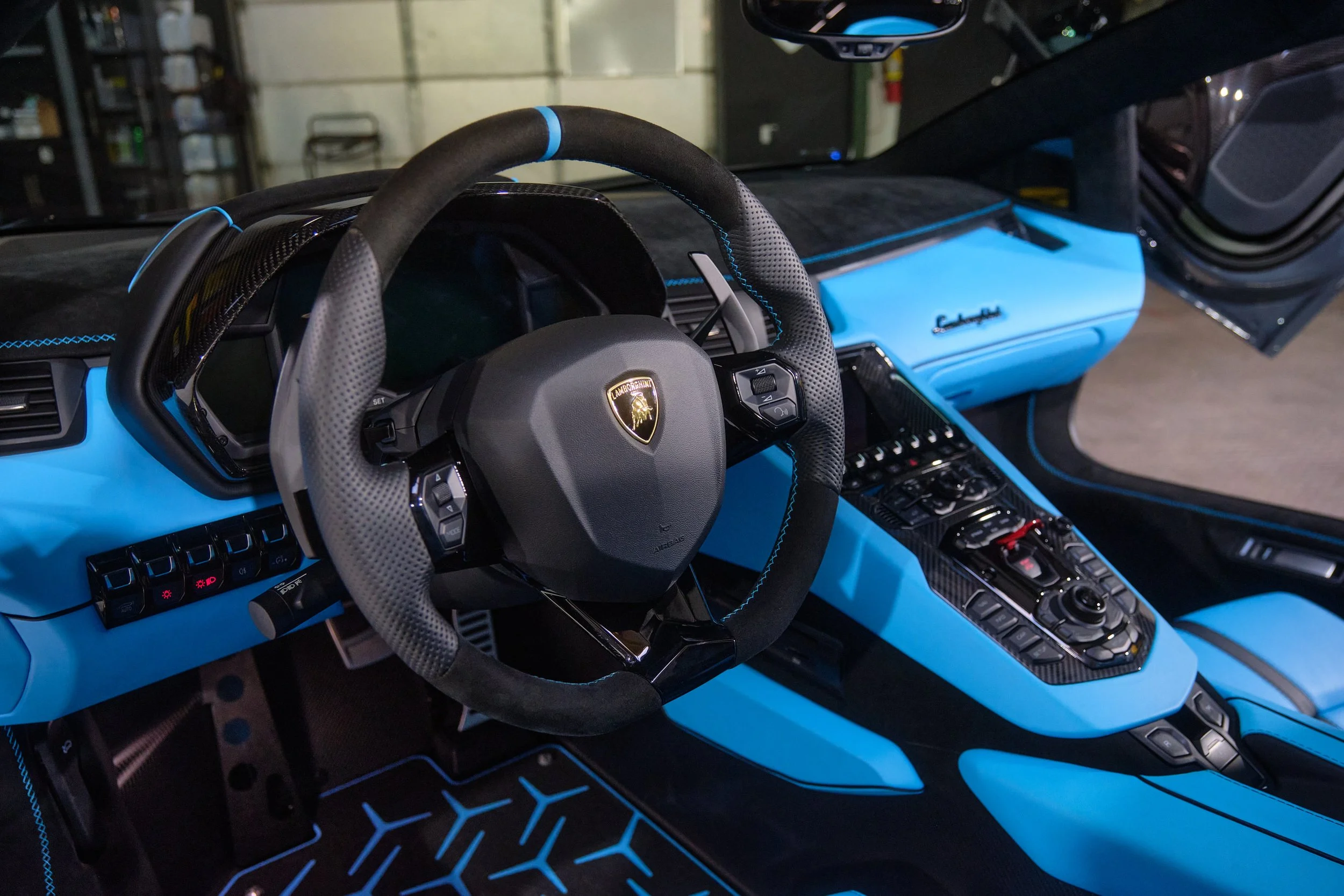Lamborghini_Aventadro_SVJ_Grey_Elec_Blue_22.jpg
