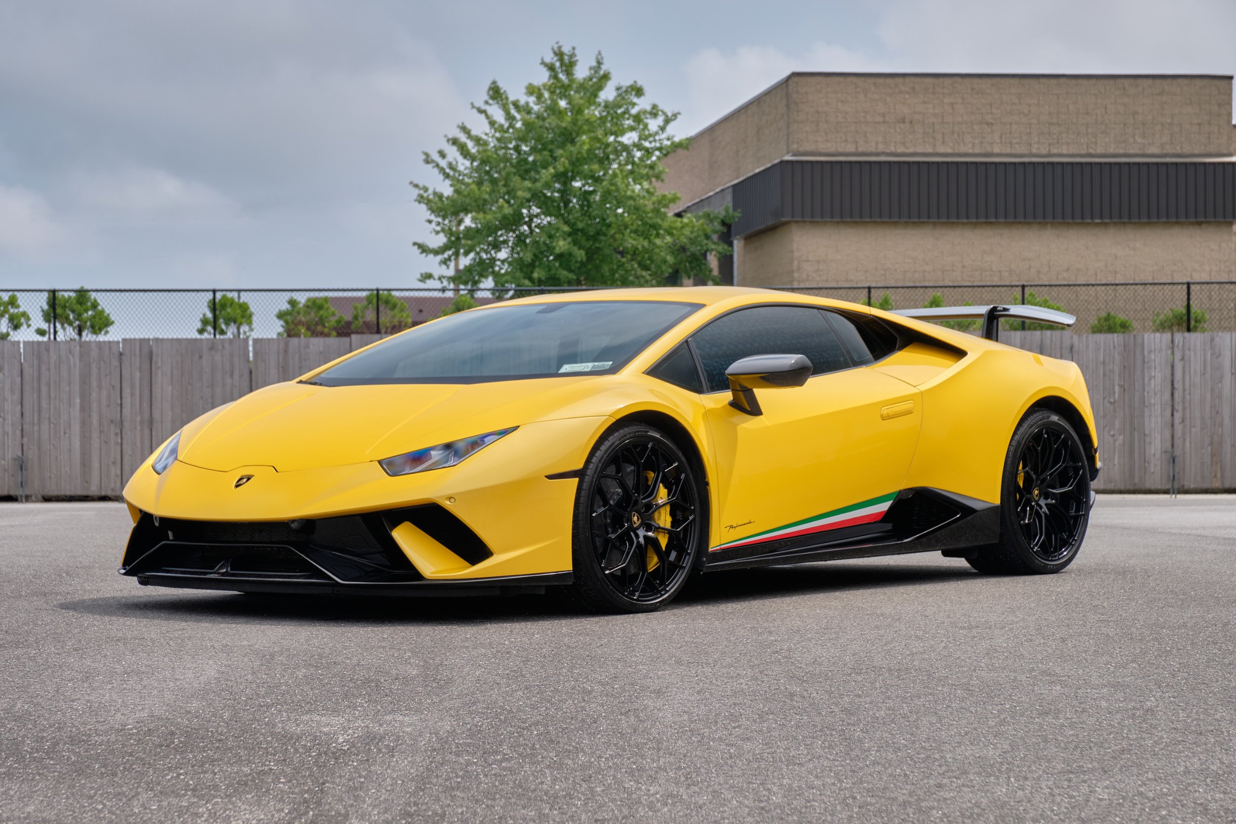 LamborghiniHuracan_Yellow_full_web.jpg