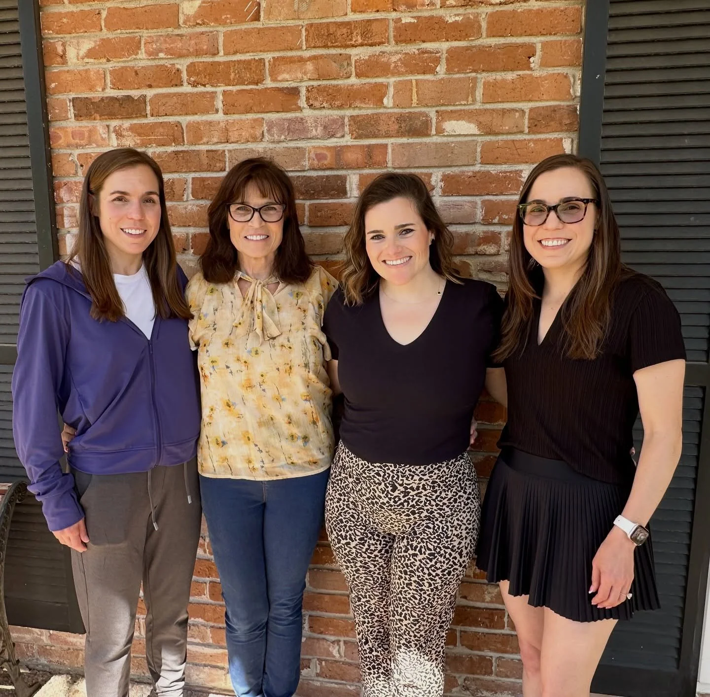 Mom, sisters, &amp; kids. 💕