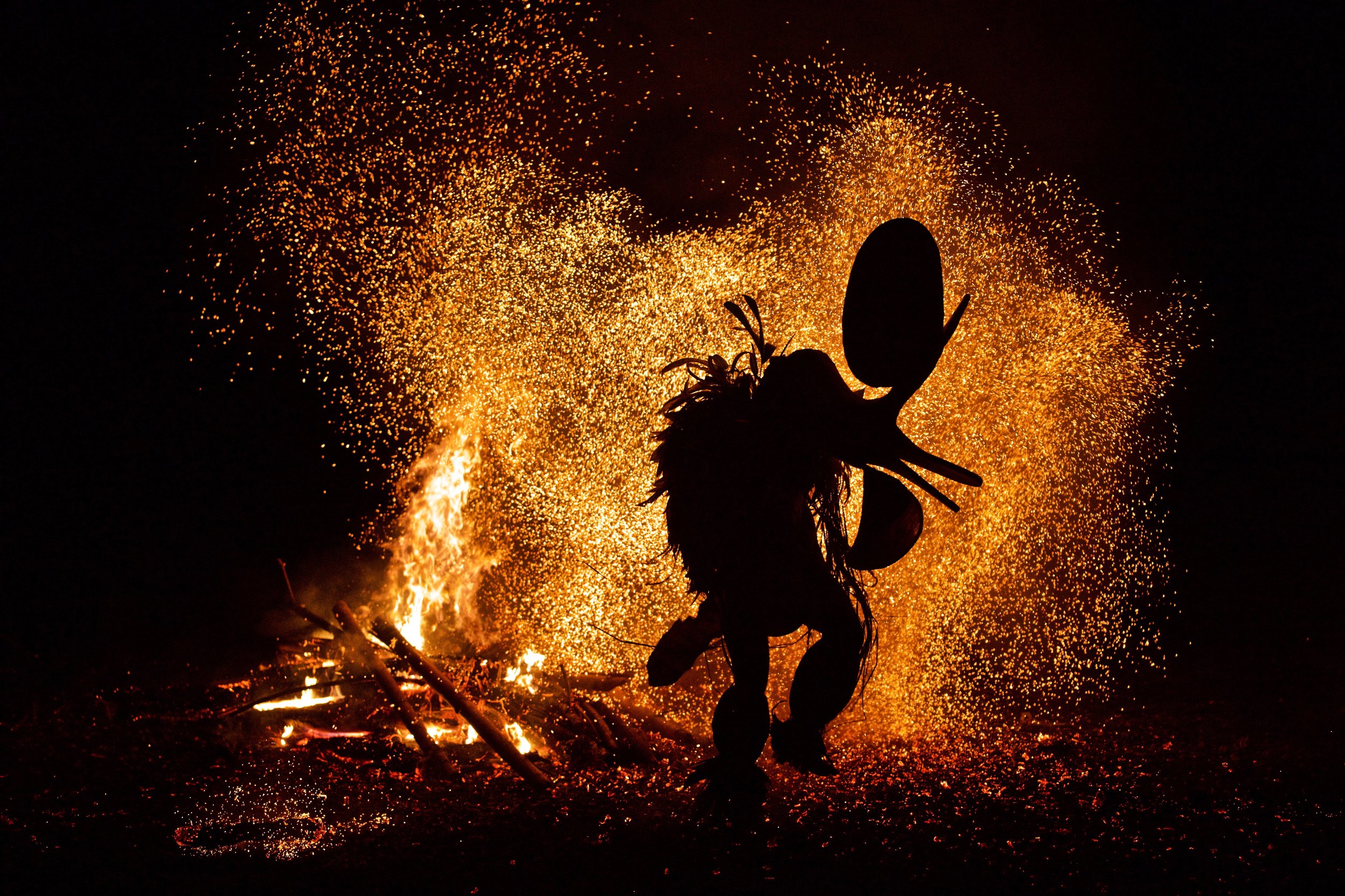 Portraits and candid moments of Papua New Guinea’s diverse cultures, featuring traditional dress, masks, and ceremonial performances.