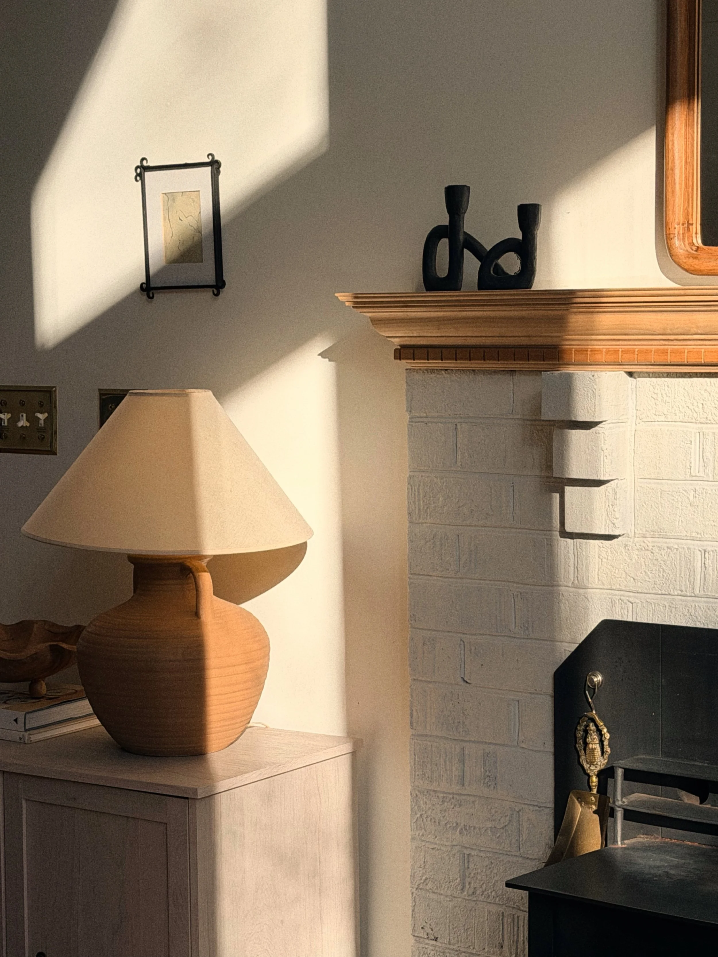 The soft golden glow that pours in every afternoon is hands-down our favorite part of this space ✨Book your getaway in the link in the bio.