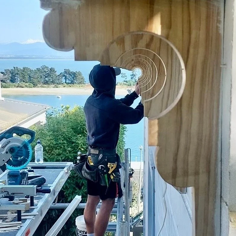 We have been adding the finishing touches to this renovation on Fifeshire Crescent. Corbels can either serve as a structural support or for decorative purposes. On this job they have been used to bring back the heritage look and feel, and the views h