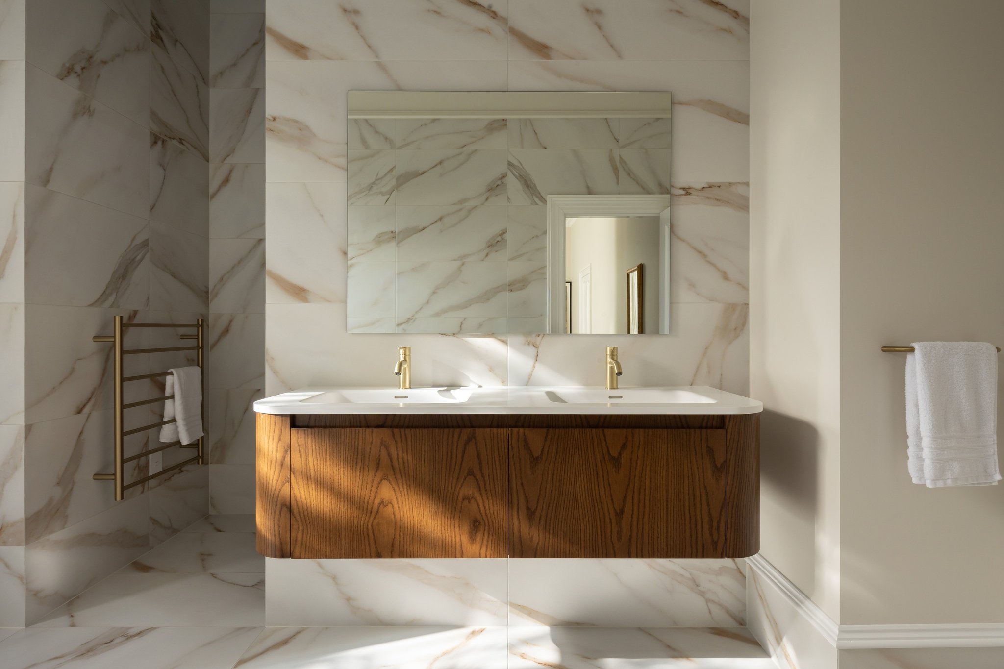 A glimpse into one of our latest renovations in Nelson City ✨
This master ensuite showcases timeless class, style, and sleek design. Featuring the stunning Tondo Arco Vanity in Walnut, it&rsquo;s a space that perfectly balances warmth and sophisticat