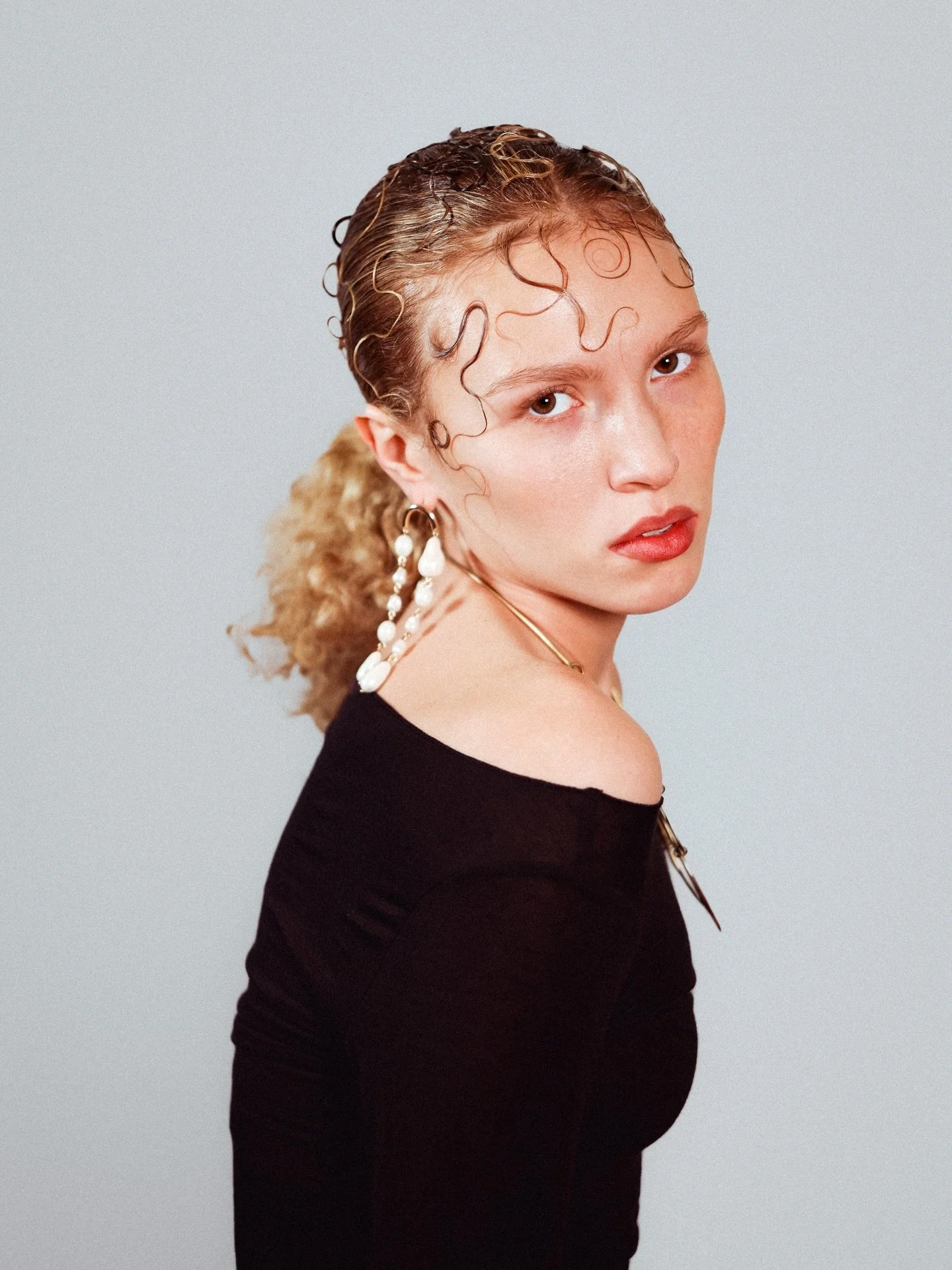 This time, hair became our subject.

We played with texture and form, exploring hair as something sculptural and expressive.

💇&zwj;♀️: @victoriaspignolio 

1/3