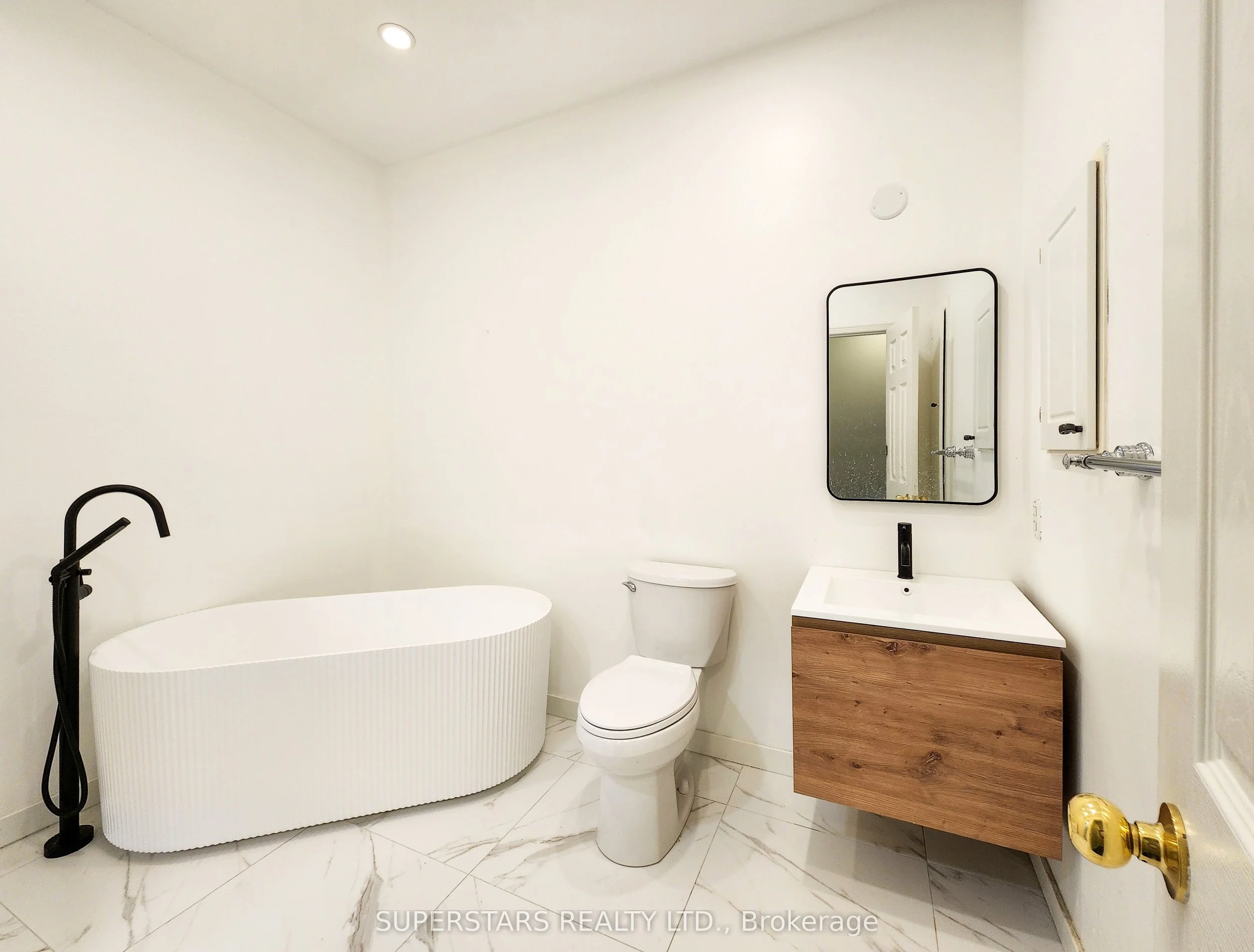 MasterBedBathroom.jpg