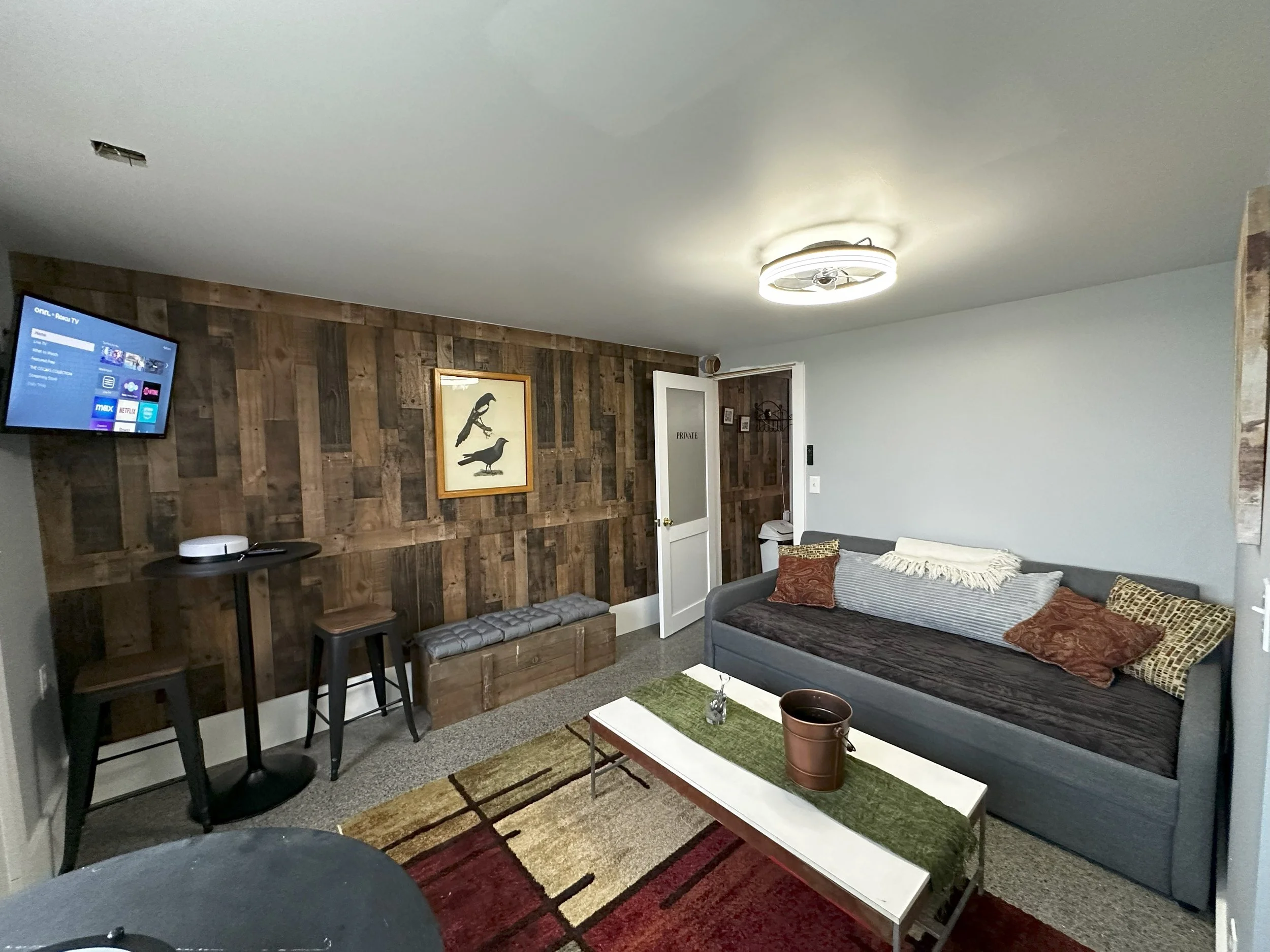 Grooms Suite Lounge 3.jpeg