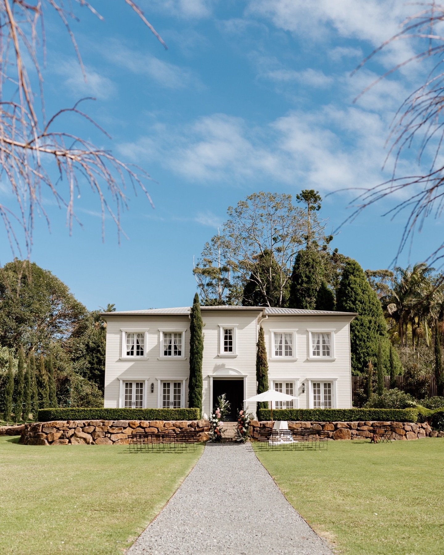 Wynmere Estate in all its glory shot by @hannahredman_images 🖤 #TheWhiteStag 

Wynmere is now booking Spring 2027 ✨ don&rsquo;t miss the opportunity to secure your dream venue! 

Styling, @ivyandbleuevents for @weddingcollectivegoldcoast open day
Ve