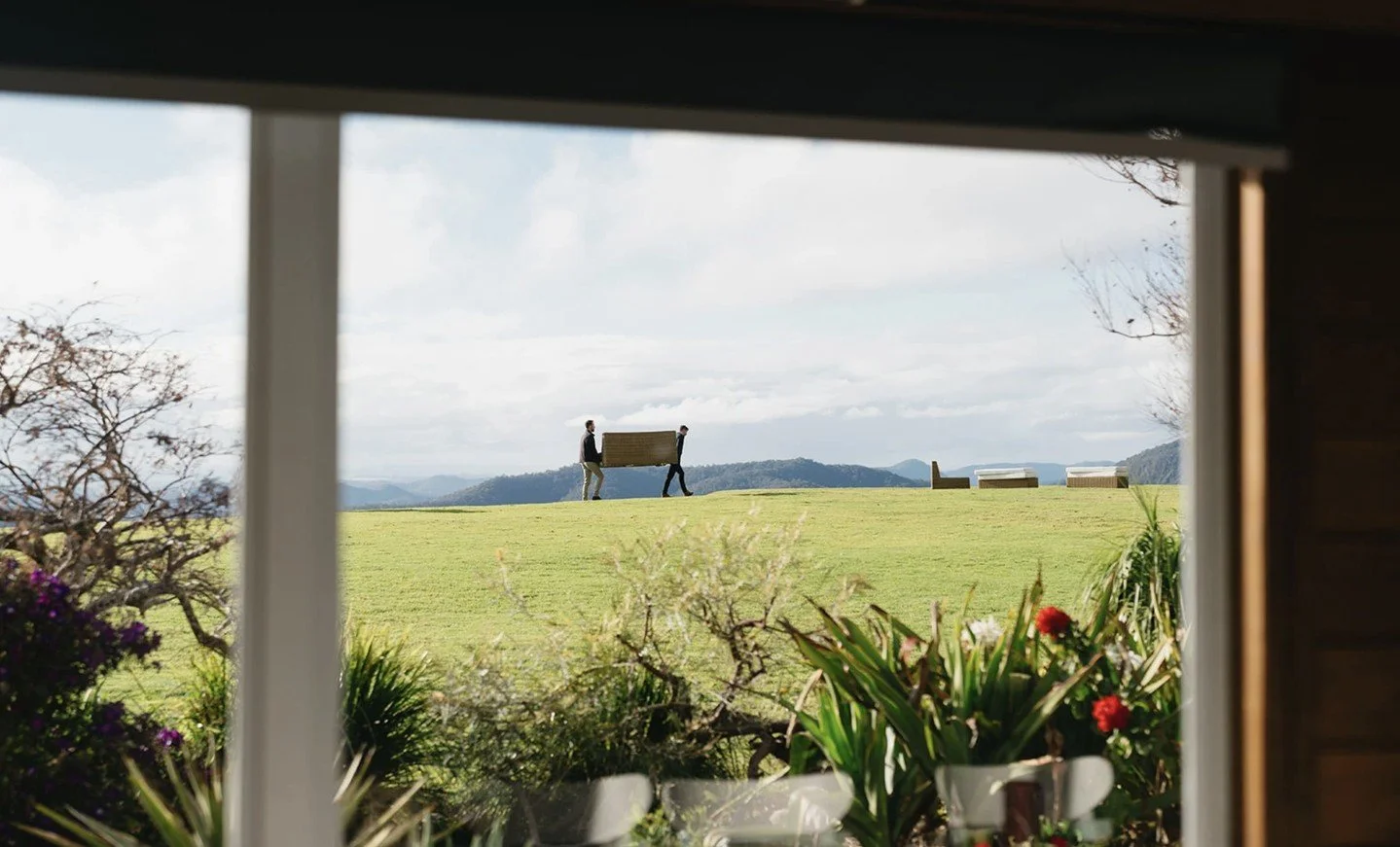 Always ready to lend a hand 🤝🖤 #TheWhiteStag⁠
⁠
Photographer - @danielchaferphotography⁠
Venue - @rosewood_estate