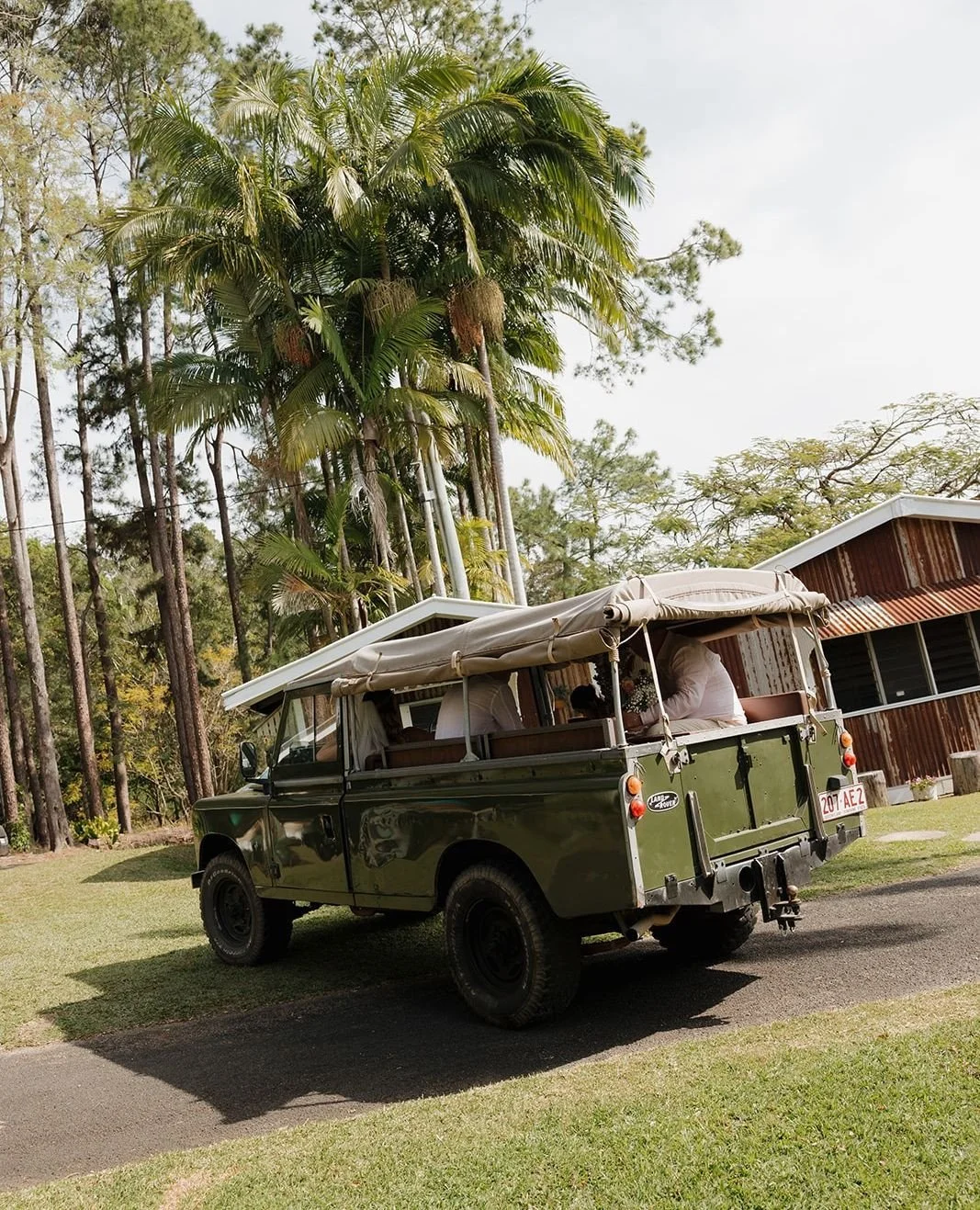 The charming Tall Trees landrover @talltreestallebudgera 🖤 #TheWhiteStag⁠
⁠
Sophie &amp; Ben⁠
⁠
27 September 2025⁠
⁠
Venue &ndash; @talltreestallebudgera⁠
Venue Management - @the.white.stag⁠
Photography - @houseofchapters⁠
Bar - @silverbelleevents⁠

