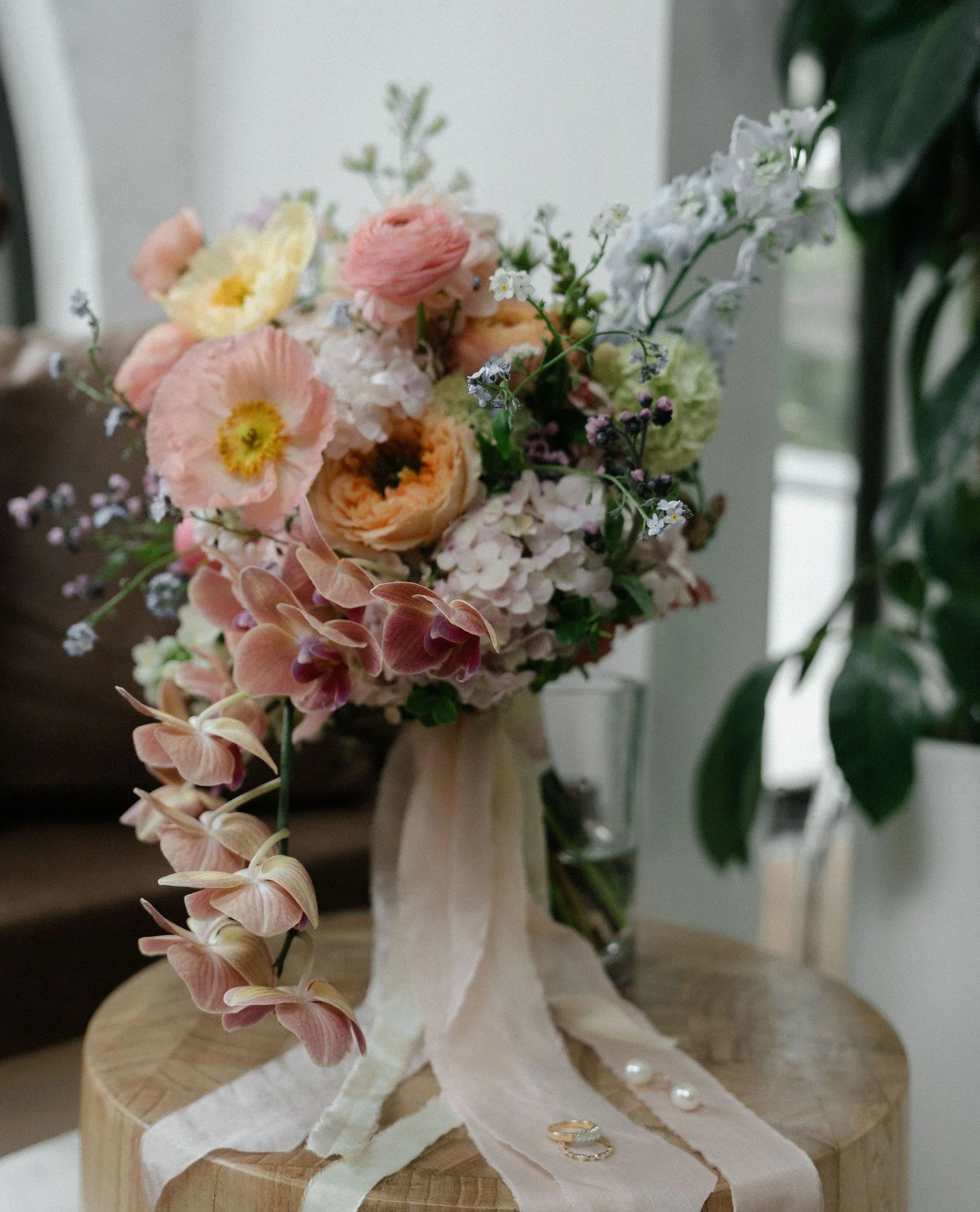 Friday Florist Focus 💐🖤 #TheWhiteStag ⁠
⁠
@unveilingpoppyweddings for Tayla &amp; Lochlan at @wynmereestate⁠
⁠
Venue: @wynmereestate⁠
Photography: @saltmedia.au⁠
Florist: @unveilingpoppyweddings⁠
Styling: @theotherbridesmaid⁠
Coordination: @the.whi