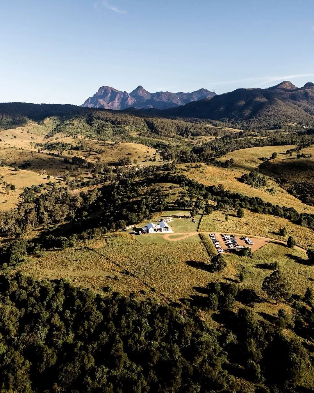 @maroonhillestate in all its glory 🖤 #TheWhiteStag 

📍 Maroon Hill Estate, Scenic Rim
⛰️ Uninterrupted 360&deg; views with Mount Maroon as your backdrop
🌿 Complete privacy with no visible neighbours across 44 acres
👀 Come take a look - book viewi
