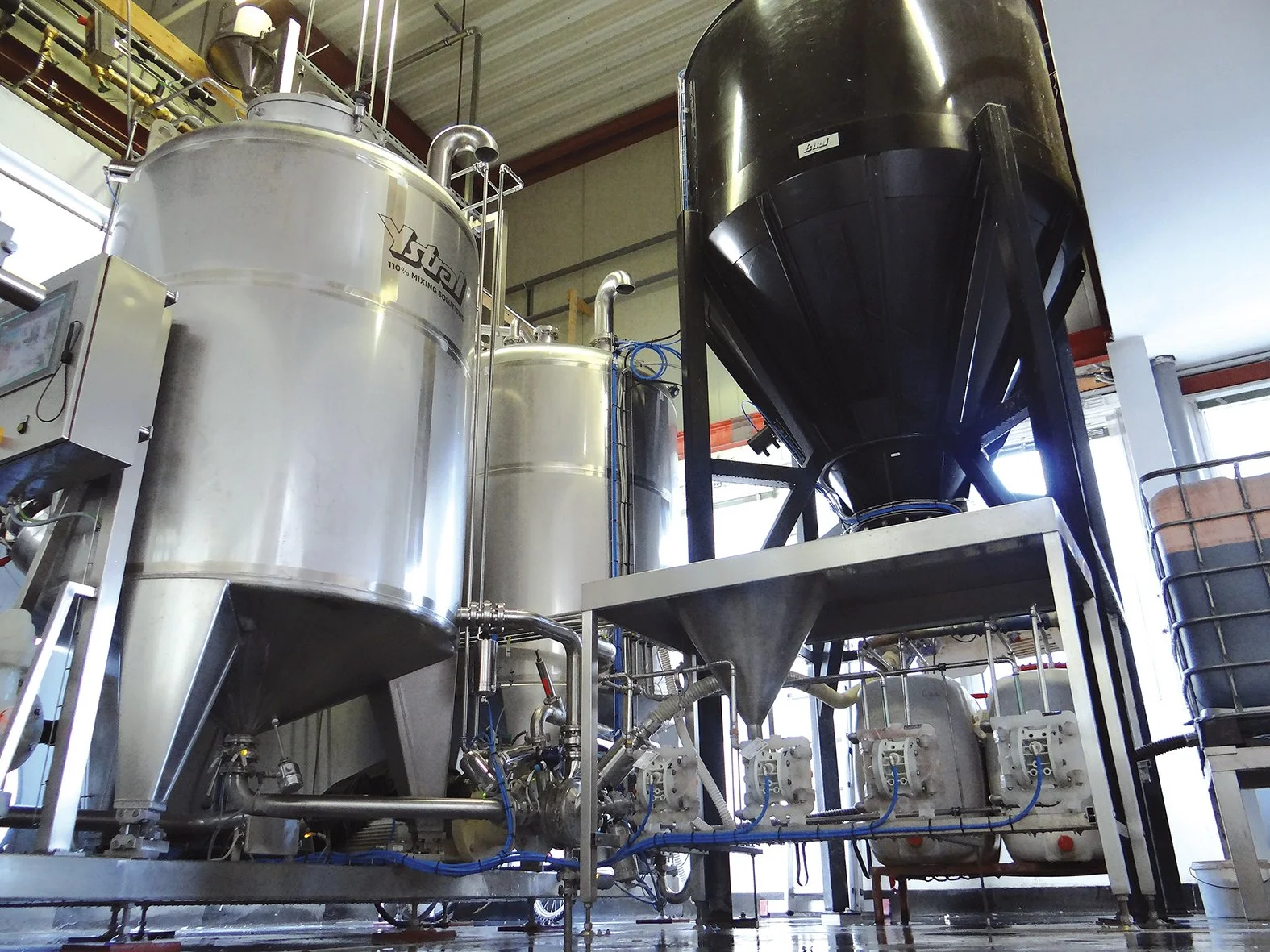 2 Prozesstanks mit jeweils 2000 Liter Fassungsvermögen, welche eine Tagesproduktion von bis zu 18.000 Liter ermöglichen.