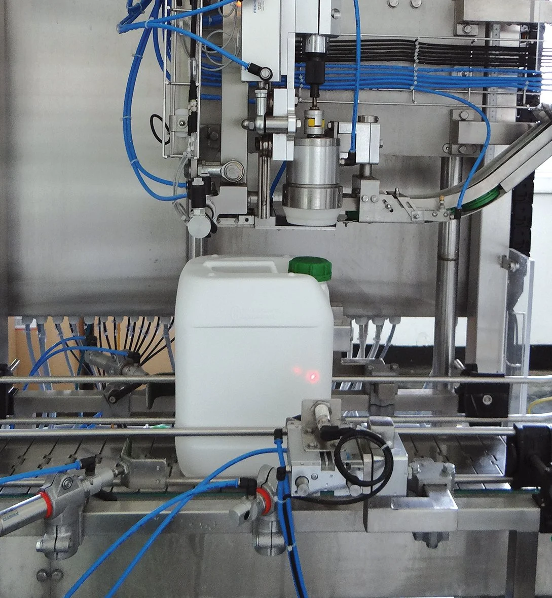 Automatisches Verschließen der Kanister