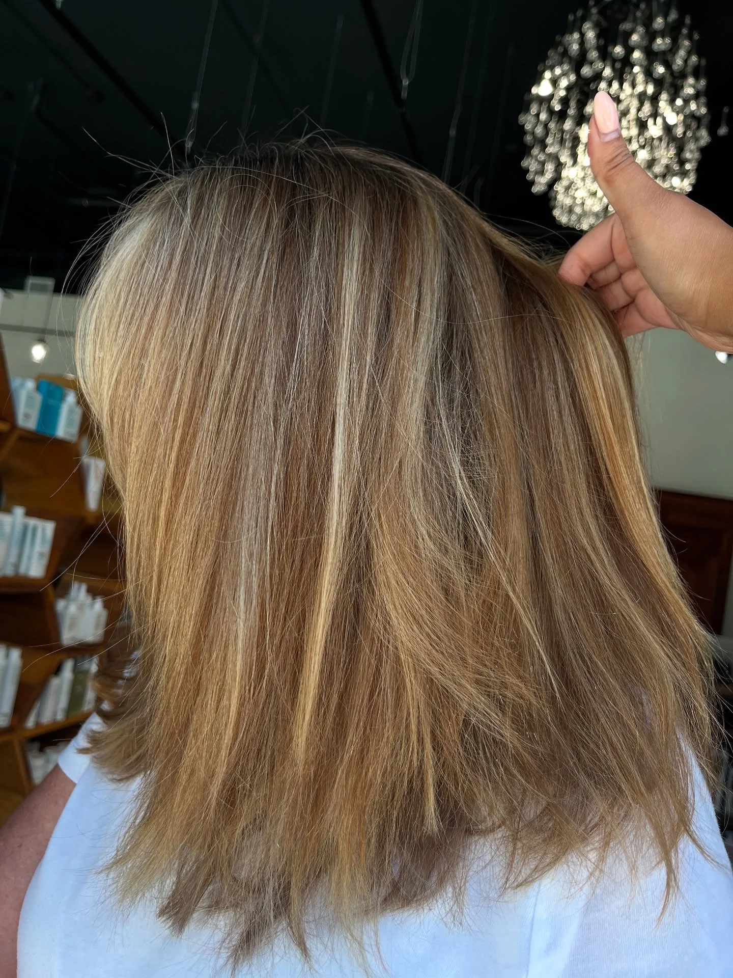 Golden hour hair ✨☀️

This beautiful blondie giving effortless summer glow! Great job Kenzie! @stylist_kenzie 

Ready to refresh your color? Call us or walk in at The Strand 🌿

📍 375 Cherry St. Chattanooga, TN, 37403 

#BlondeGoals #SummerHair #Dim
