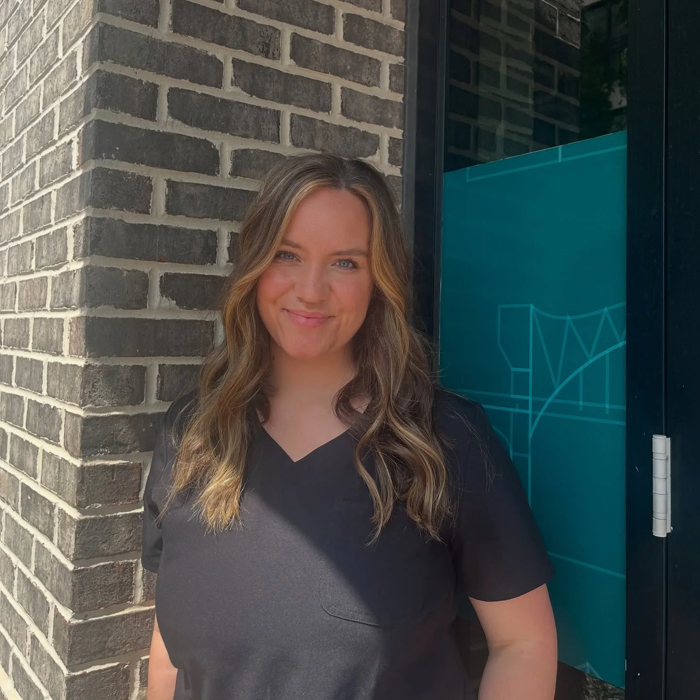 THAT Friday feeling 🥰 Hair touched - up and ready to rock the weekend! 🤍 Love this look by Emma! @hair.by.emmab 🌿

#hair #hairtips #hairenvy #haircut #hairstyles #hairstylist #hairstyle #haircolor #schwarzkopfprofessional #chattanooga #downtown #t