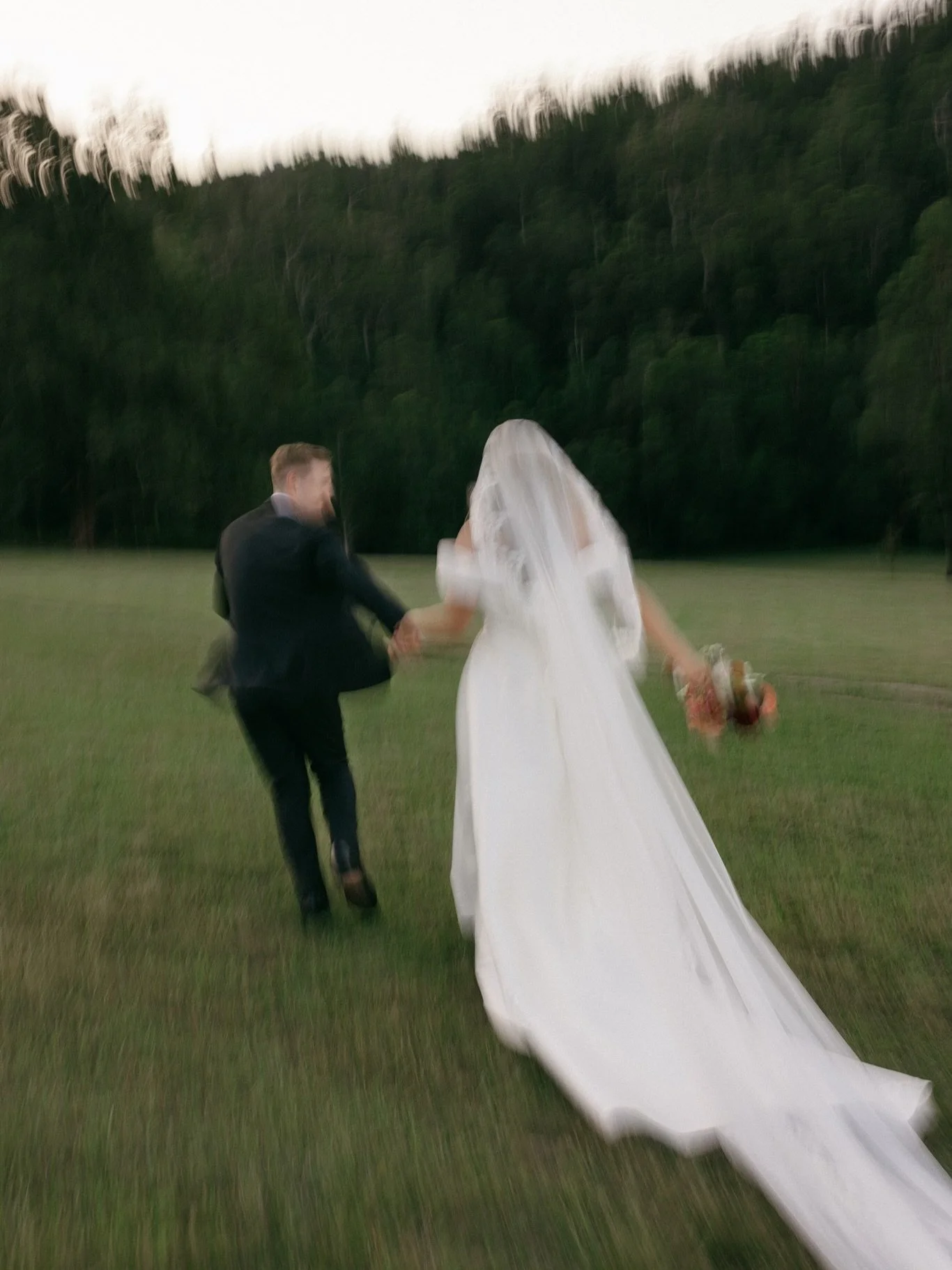 Kali &amp; Davlyn 

Venue: @goldcoastfarmhouse 
Celebrant &amp; MC: @married_bybeck 
Video: @northward.studio 
Catering: @firendough 
Cake: @chunkzbakehouse 
Music: @janda.events 
Hair &amp; Make up: @natalielucasmua 
Flowers: @theelectricrose 
Babys