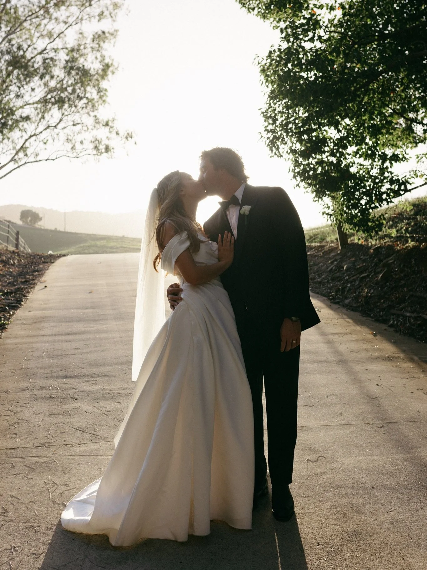 Such a beautiful day with Amy &amp; Jamie 🤍

Venue: @rileysviewmtkilcoy
Content Creator: @byisabelle_content 
Hair: @justinlancasbridal
Makeup: @jlkmakeupartistry
Florals: @jacintaroseflorals
Signage: @itsasign_designs_bris
Cake: @lea.cake.design
Dr