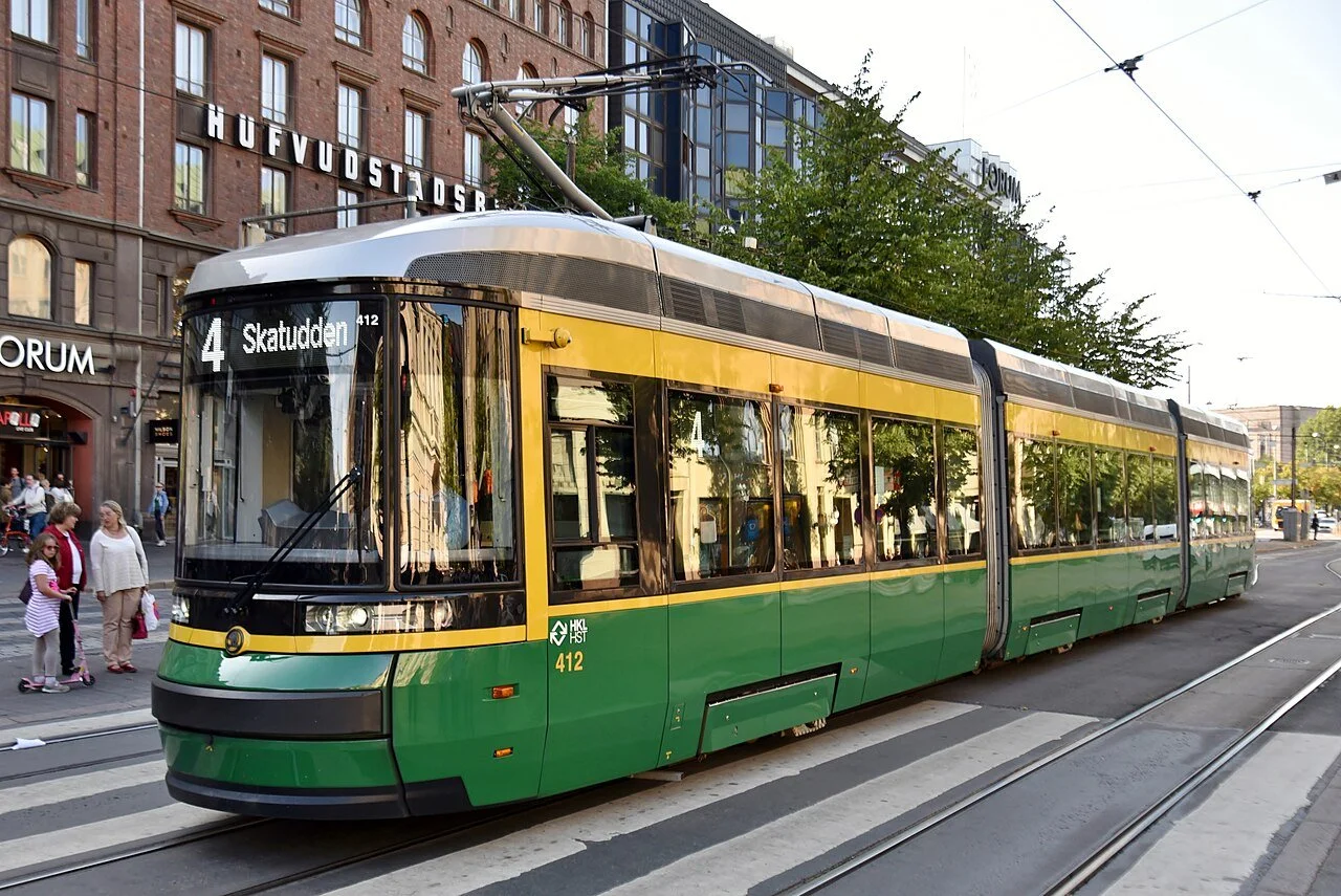 Kalliit ratikkahankkeet ajavat Helsingin talouden ongelmiin