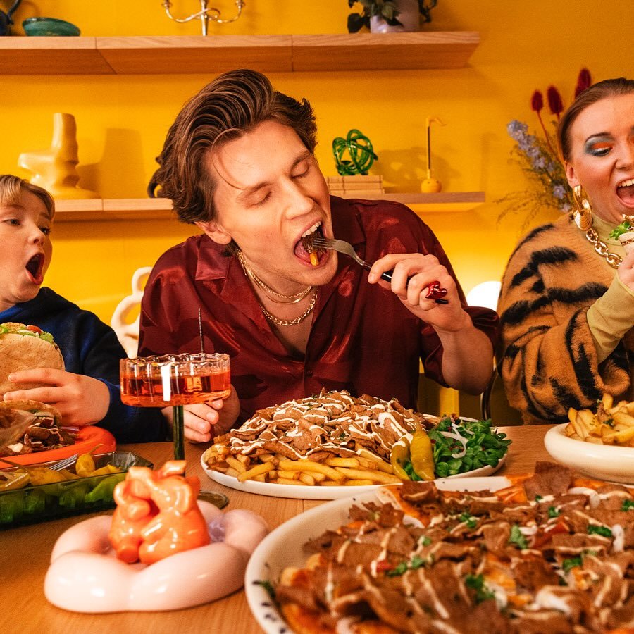 Det er akkurat slik jeg &oslash;nsker at helgen skal se ut - MYE hjemmekebab, venner og fest! 🤩🥳