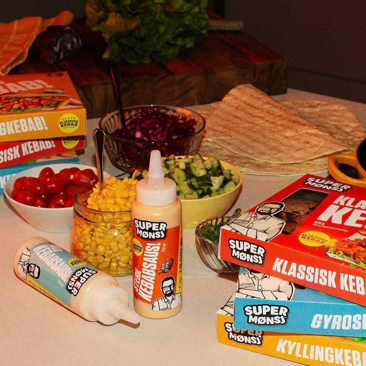 Det er snart helg! Inviter vennene dine p&aring; kebabfest 🥳 Stek kebaben, finn frem det beste tilbeh&oslash;ret og ikke glem kebabsausene! 💛