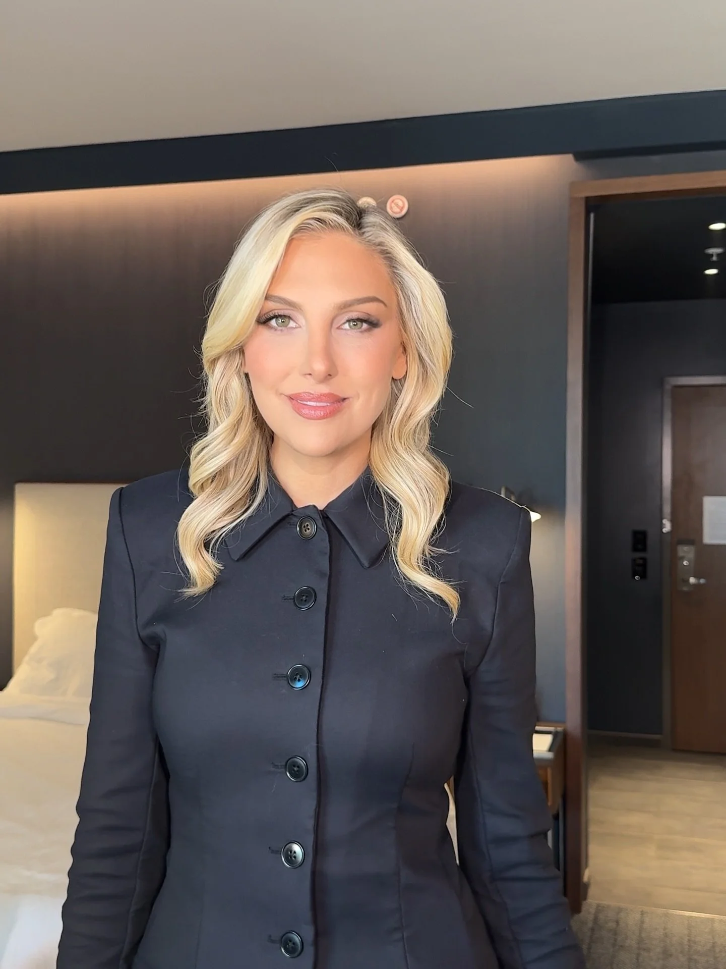 Soft glam moment for @ginakirschenheiter ✨
Linked all my go-to products for this look from the prep to the finishing touch
Hair: @daniellestylist_ 
#makeupartist #softglam #celebritymakeupartist #glowingskin #neutralmakeup #beautyedit #makeupdetai