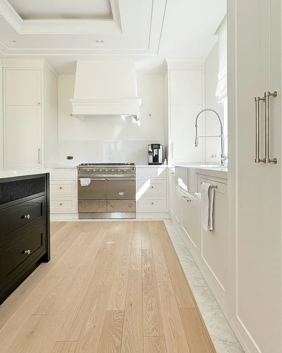 Cieszymy się wielce, że prace wykończeniowe w projekcie Wilan&oacute;w zmierzają do końca! Stolarze montują ostatnie zabudowy 💪🏻, a my wkr&oacute;tce będziemy m&oacute;głby podzielić się z Wami większą ilością pięknych ujęć z domu naszych cudownych