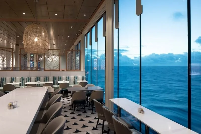 bild celebrity ascent bild mot havet.jpeg