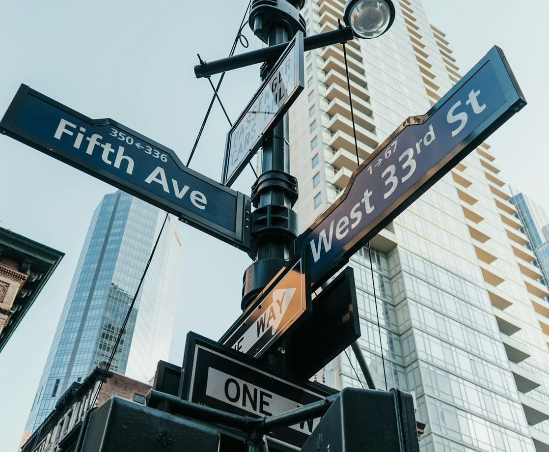 ✈️ ➡️ New York p&aring; svenska! 

F&ouml;lj med till New York upplev 3 utflykter med v&aring;r svensktalande guide. P&aring; denna resa f&aring;r du uppleva Manhattan, Brooklyn och Harlem. Vi &auml;ter lunch p&aring; Red Rooster och vi ser en Broadw