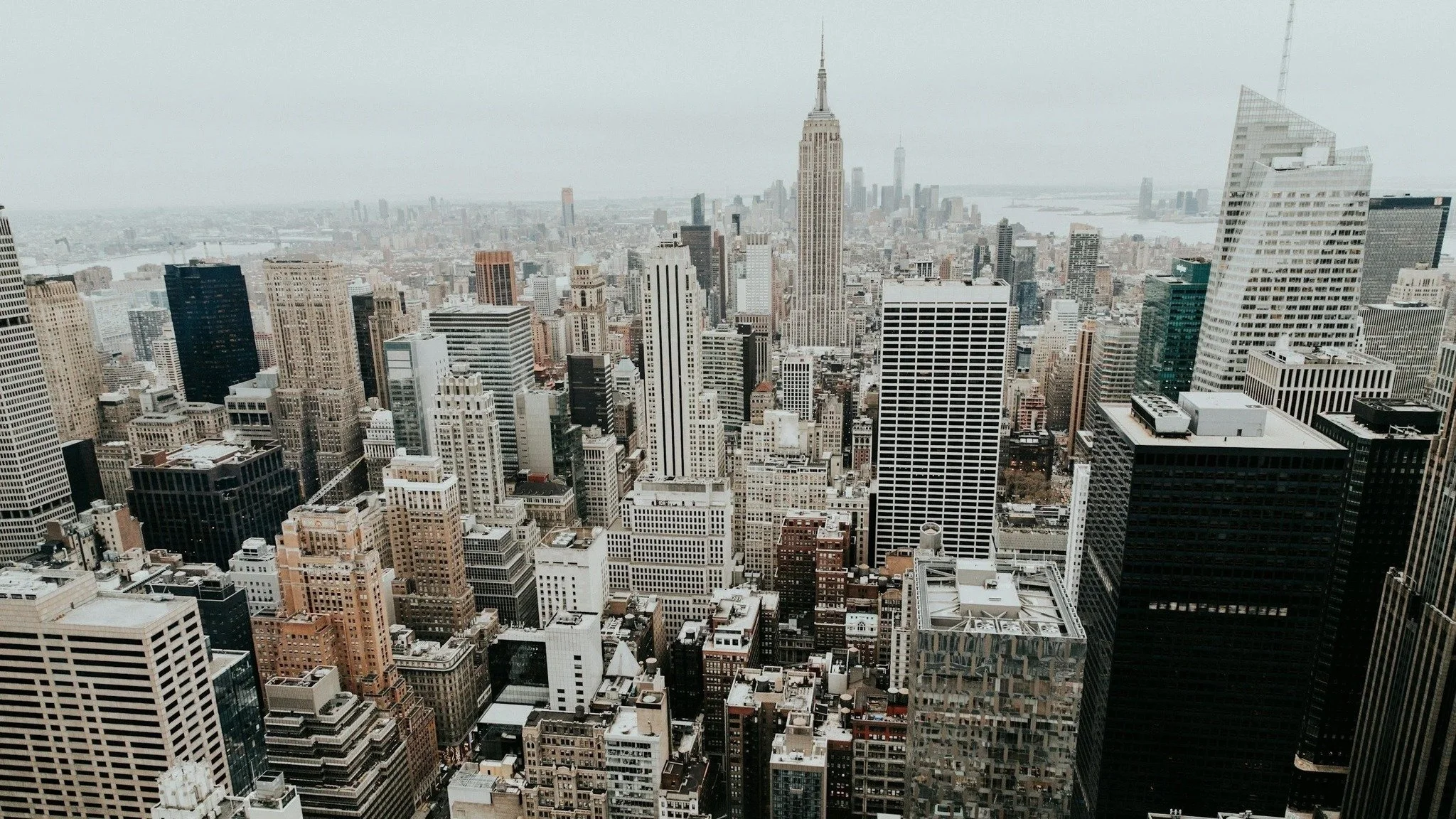 New York l&aring;ngweekend med NHL hockey!

20-25 mars 2026

P&aring; v&aring;r resa till New York upplever vi tv&aring; NHL matcher i Madison Square Garden, en stadsrundtur p&aring; Manhattan med svensktalande guide och en uppskattad rundtur i ikoni