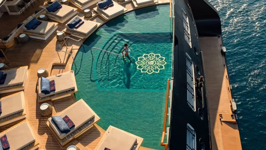 Ett unikt tillf&auml;lle. Upplev FORMULA 1 GRAND PRIX DE MONACO 2026
ombord p&aring; femstj&auml;rniga Explora I. Komplett paketresa d&auml;r du bor i h&auml;ndelsernas centrum under Formel 1 i Monaco.

Med 14 d&auml;ck finns gott om gemensamma utrym