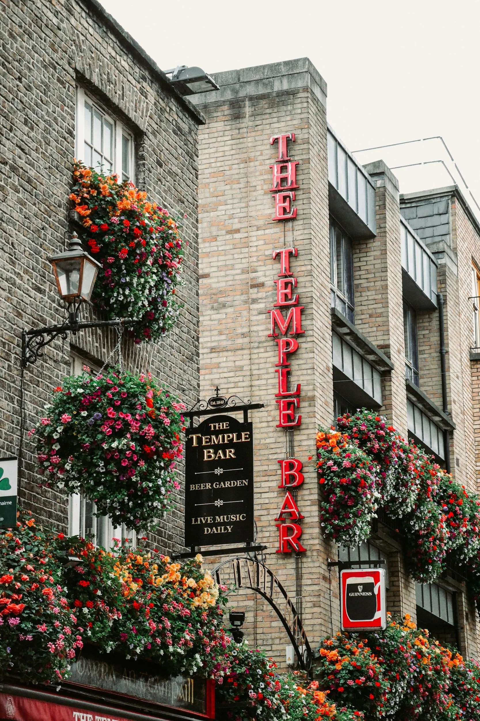The Temple Bar i Dublin med tegelfasad och blomsterdekorationer