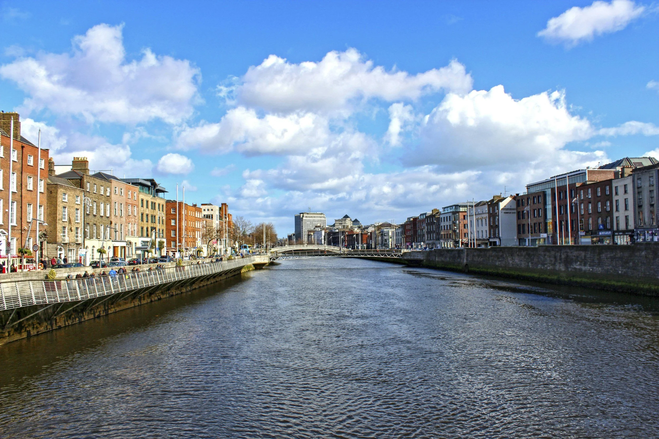 Dublin längs floden Liffey med stadens broar och klassiska husfasader.