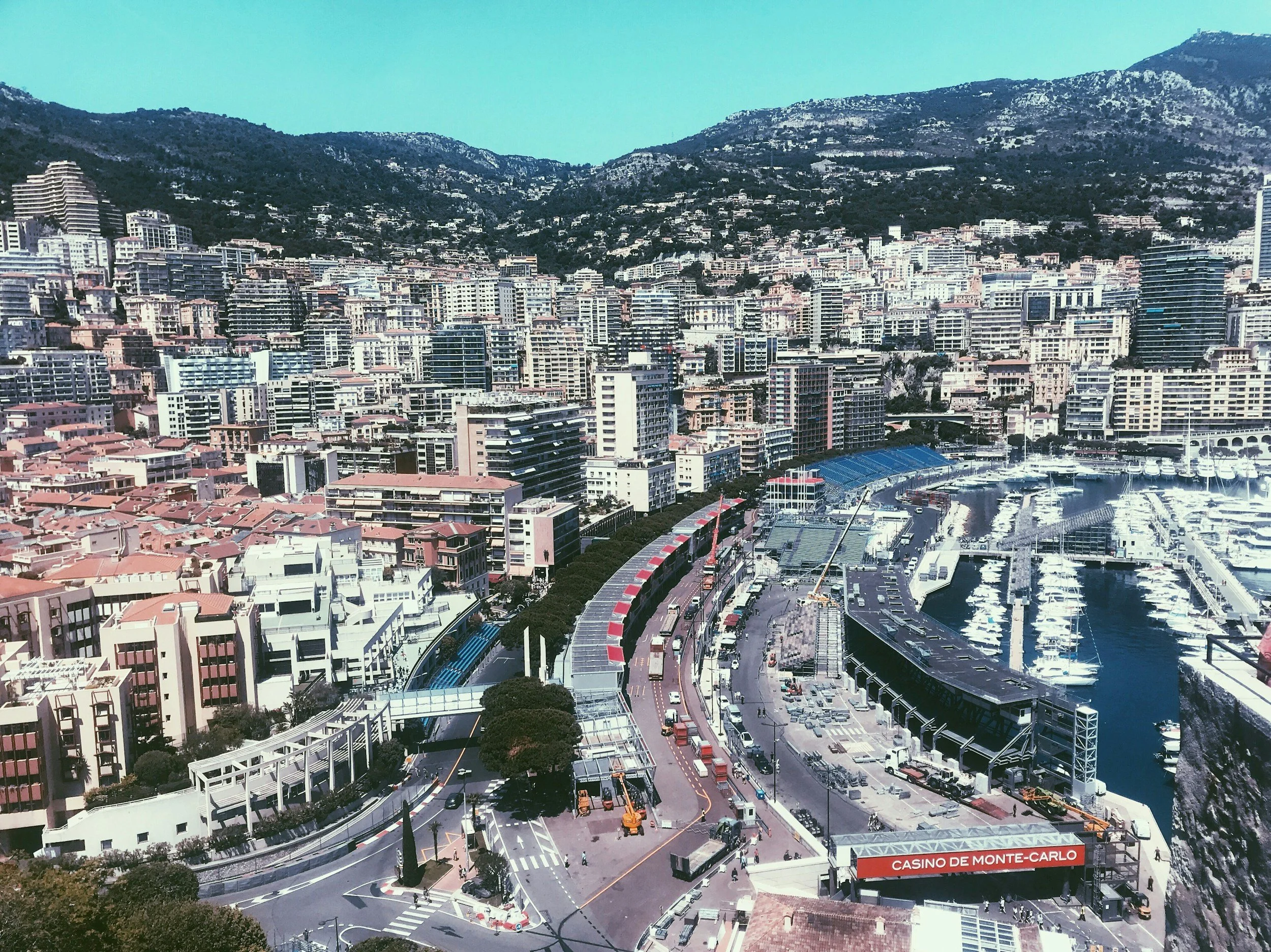 Monaco. En stad med många höghus och ett berg i bakgrunden. Det finns ett kasino vid namn 'Casino de Monte-Carlo' i förgrunden.