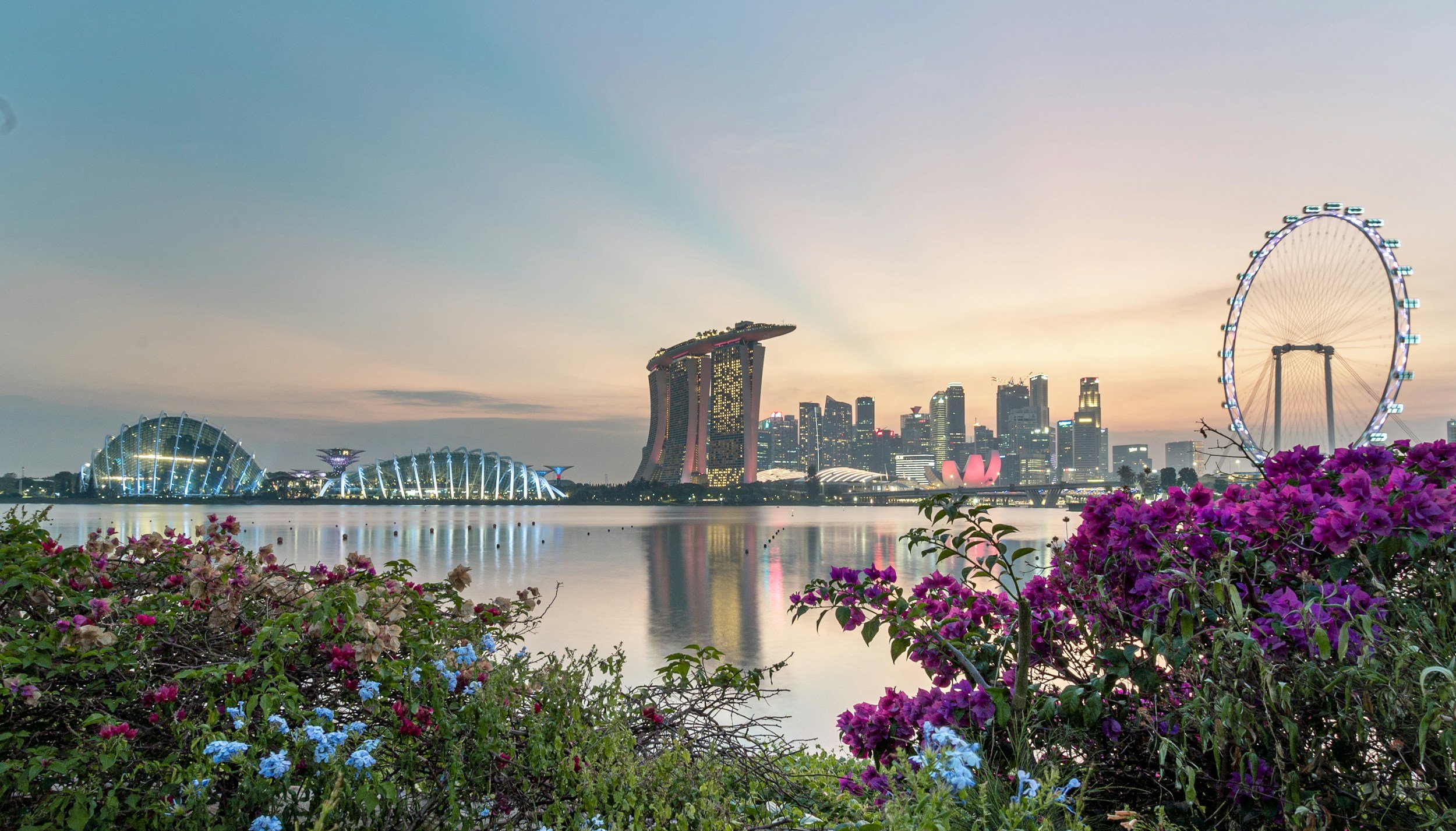 bild över Singapore skyline i solnedgången