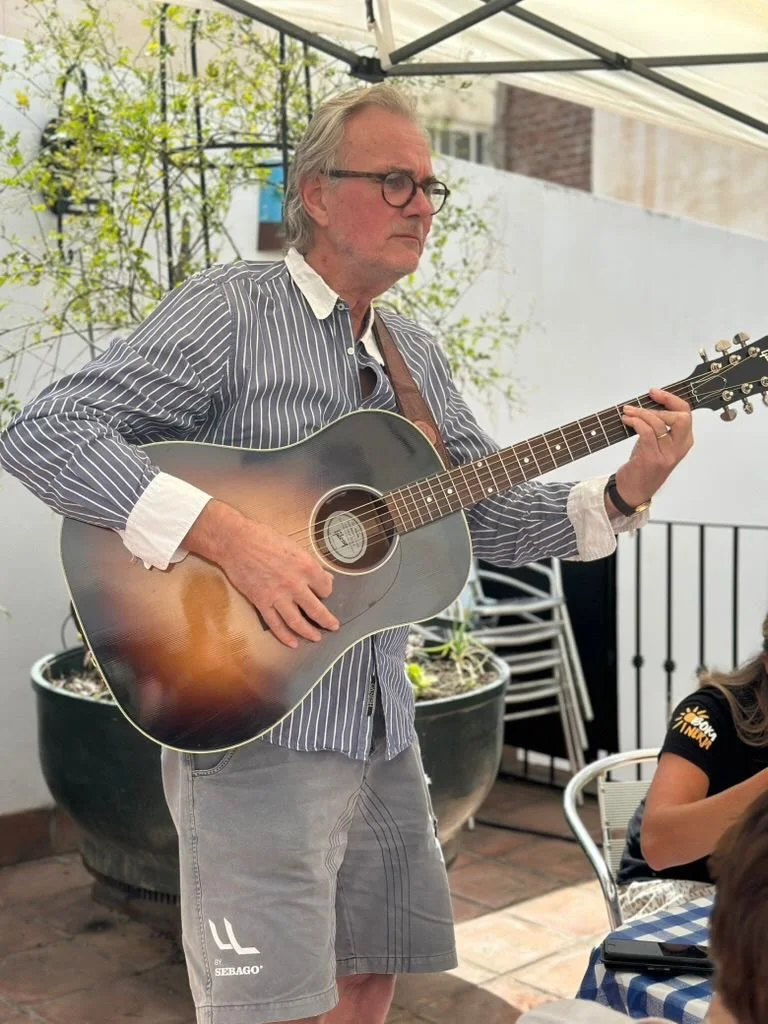 Paella-lunch och musik stod p&aring; programmet idag f&ouml;r v&aring;r Nerja grupp! 🇪🇸Harald Treutiger och Leif &rdquo;Pedda&rdquo; Pedersen h&ouml;ll i underh&aring;llningen.