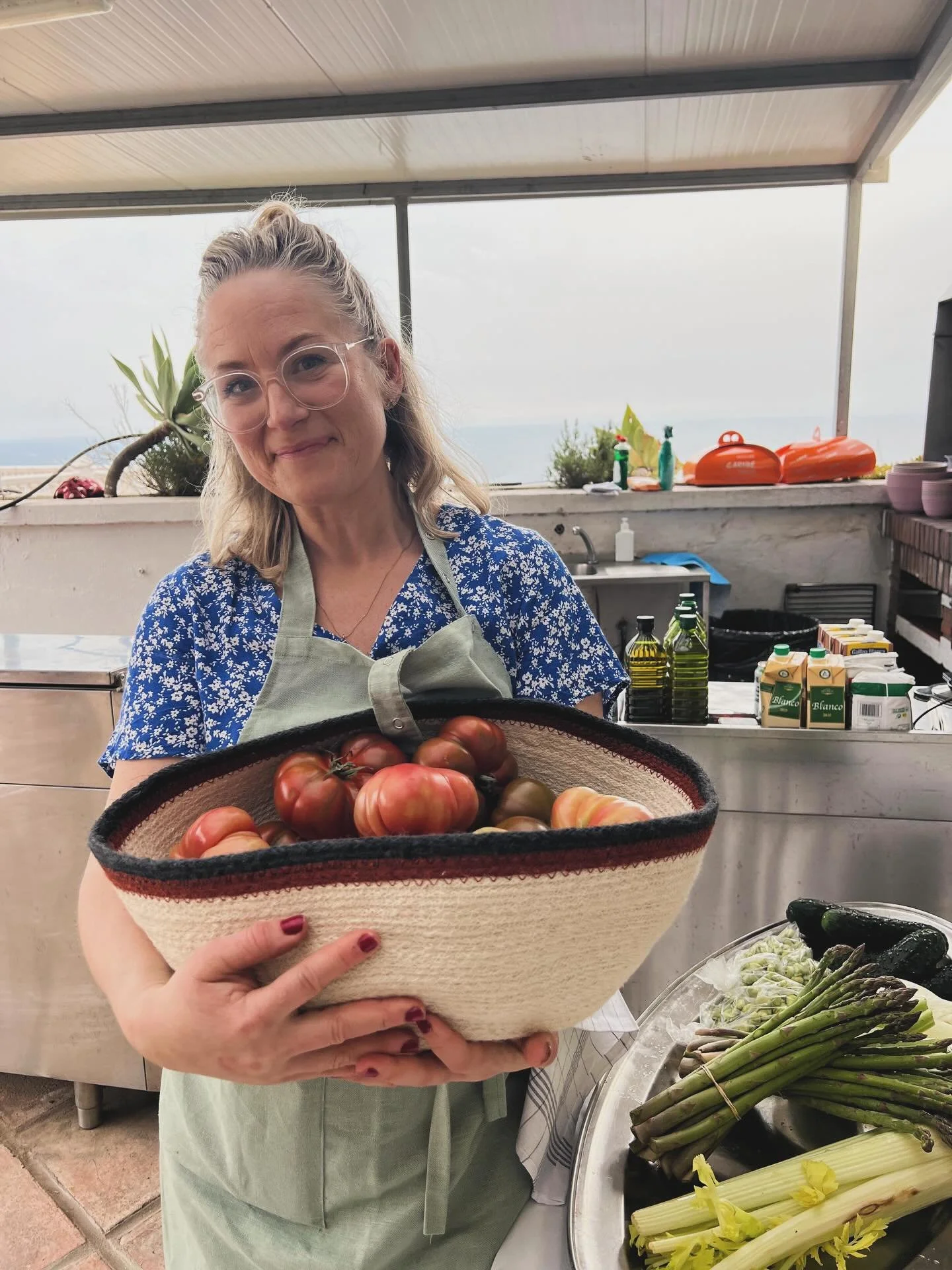 Vilken underbar eftermiddag med Lisa Lemke.
Paella matlagning utomhus stod p&aring; programmet d&auml;r vi fick laga mat p&aring; lokala r&aring;varor. H&auml;rlig st&auml;mning och m&aring;nga skratt!! @kandisresor.se