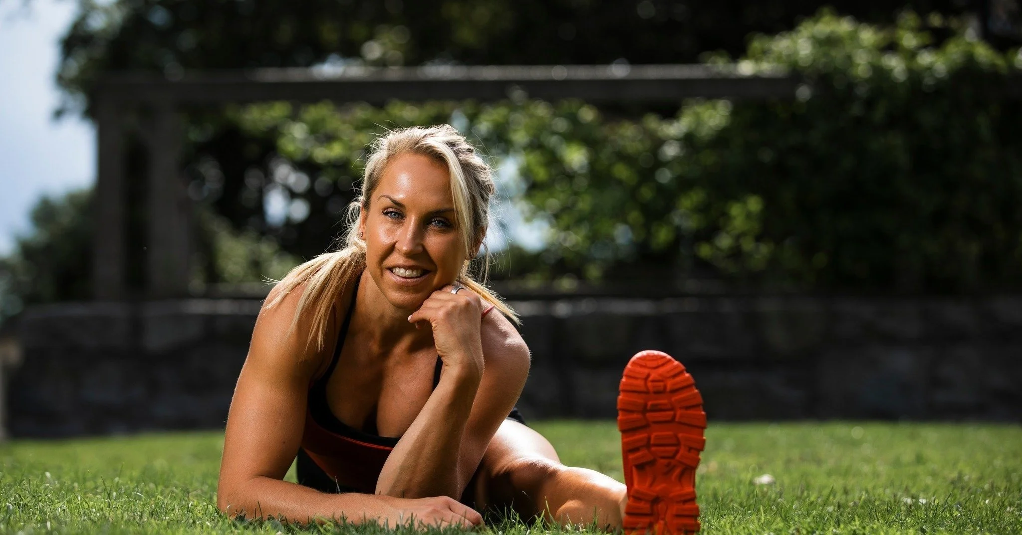🌞 Elin H&auml;rk&ouml;nen &auml;r en av Sveriges mest framst&aring;ende tr&auml;ningsprofiler. Hon driver flera f&ouml;retag inom tr&auml;ning och h&auml;lsa, arbetar som coach och h&aring;ller inspirerande f&ouml;rel&auml;sningar. Genom sina social