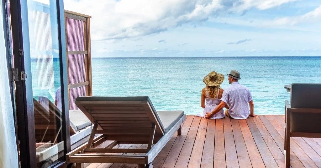 🌴✨ V&auml;lkommen till  Veligandu Maldives Resort Island ✨🌊

Ett paradis d&auml;r turkost vatten m&ouml;ter kritvita str&auml;nder, vajande palmer och en v&auml;rld under ytan fylld av f&auml;rgsprakande marint liv. H&auml;r v&auml;ntar en upplevel