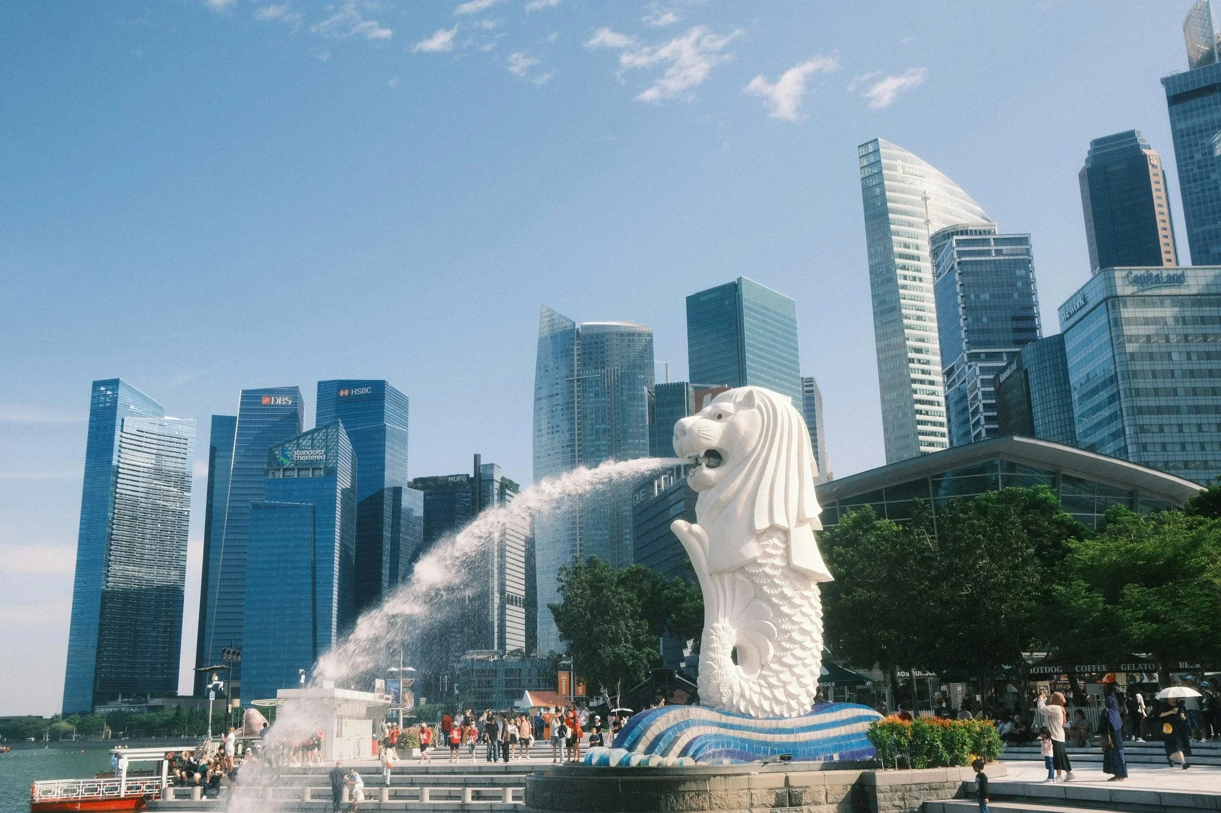 Skyskrapor och fontän i Singapore city