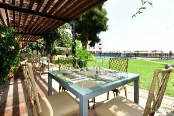 bord och stolar salobrena spanien resa.jpg