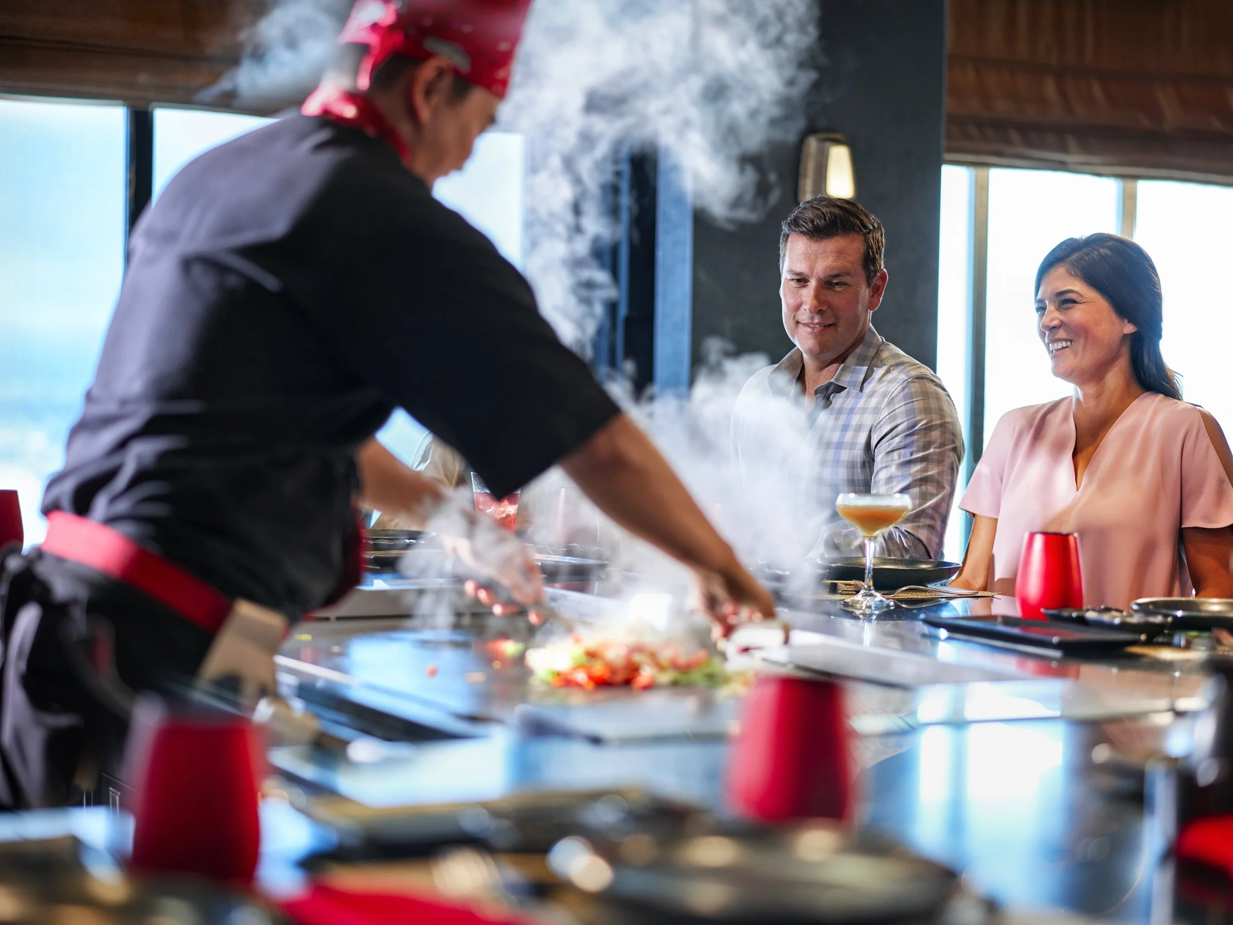 Teppanyaki-restaurang ombord på Norwegian Bliss där kocken lagar maten framför gästerna