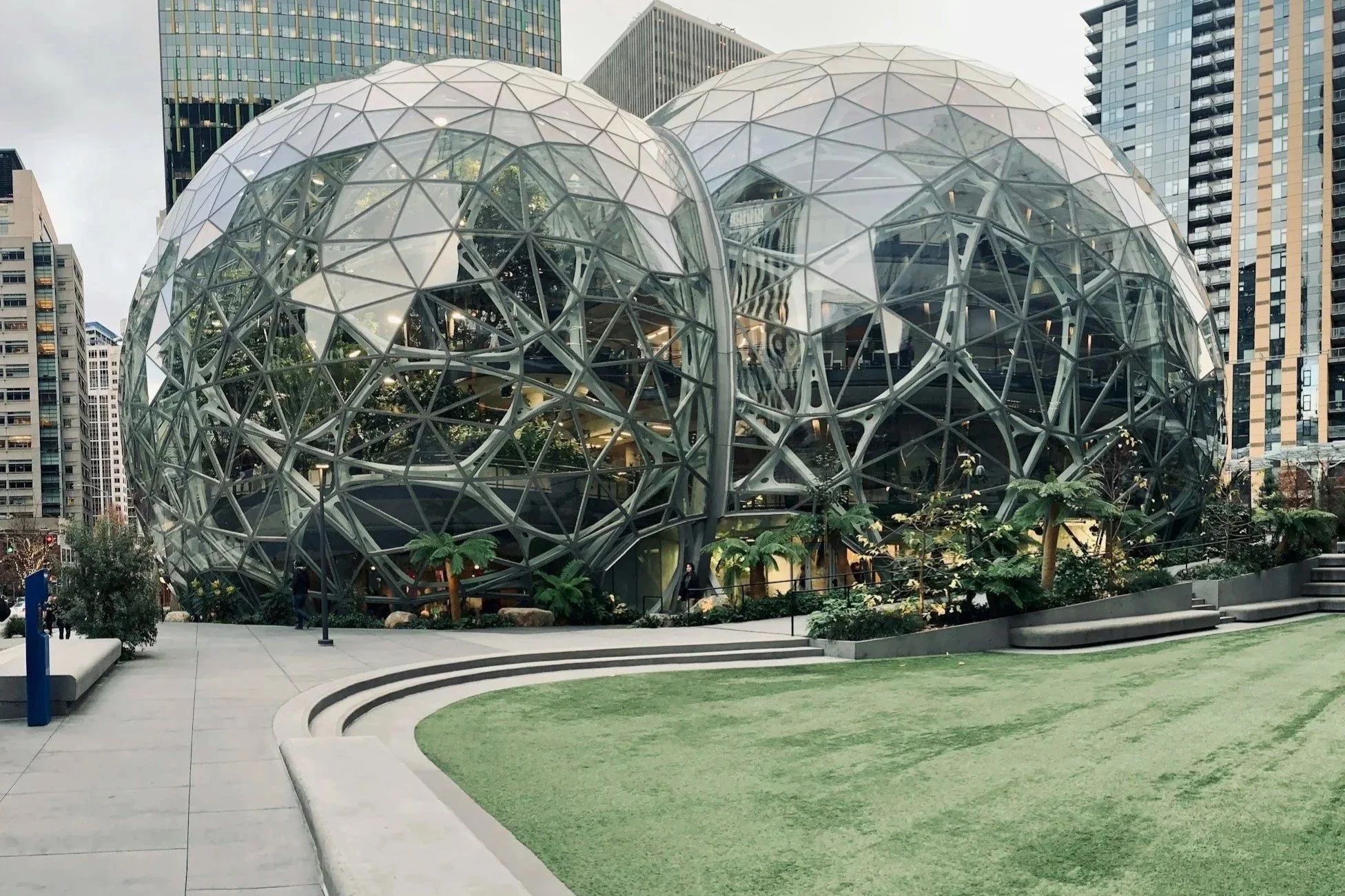 Amazon Spheres i Seattle, glasbyggnader vid Amazons huvudkontor