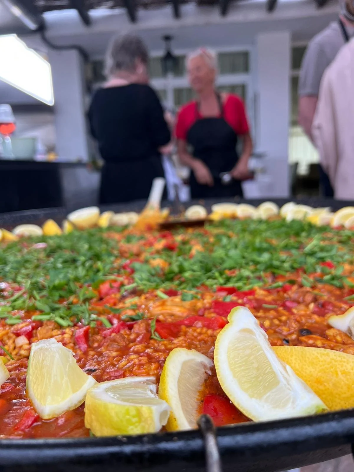 lemke paella lagad med resenärerna i spanien.jpeg