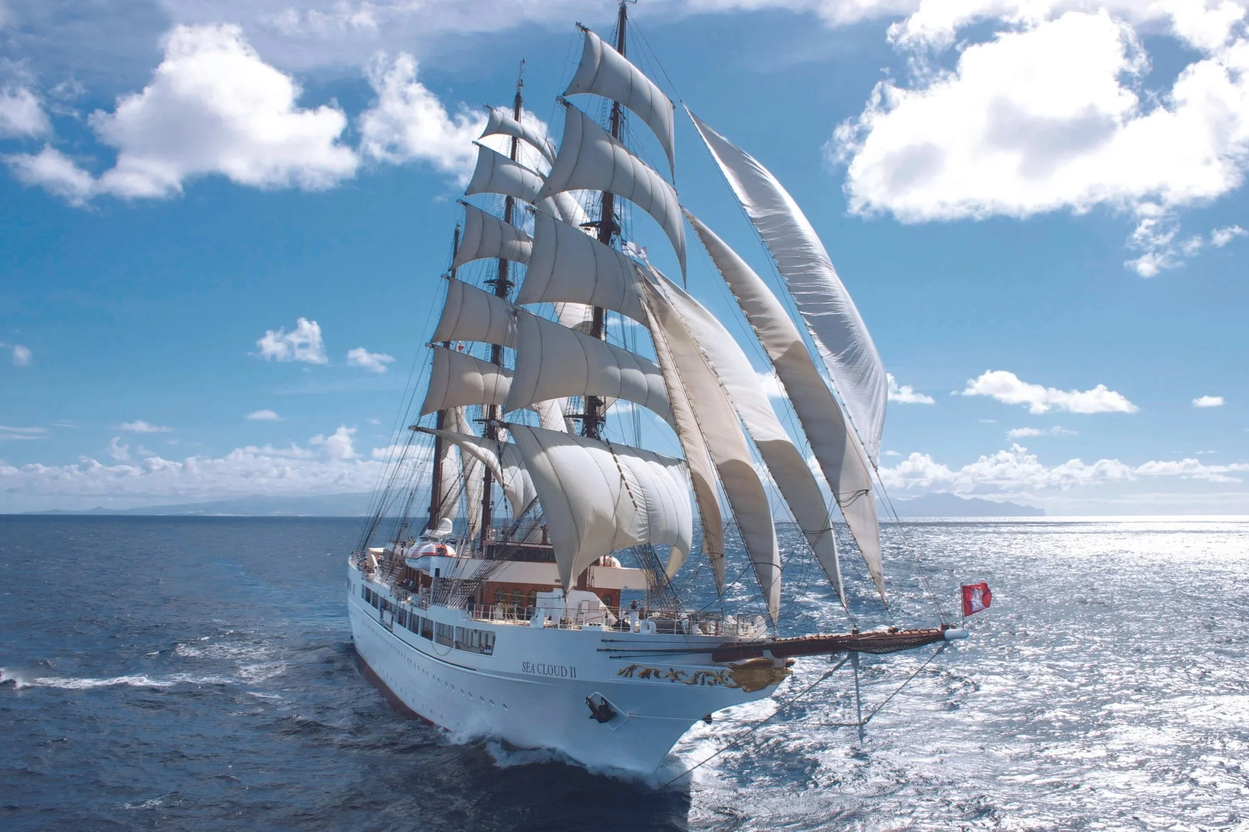 SEA CLOUD II under segel på havet
