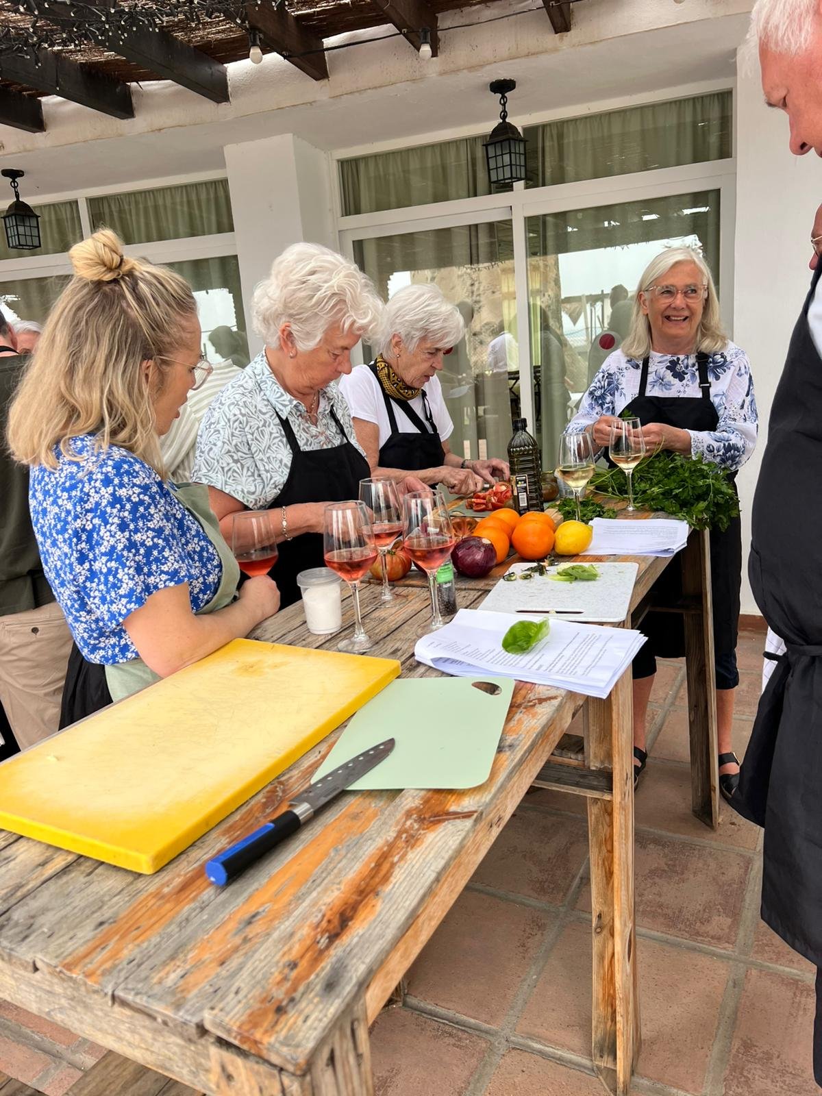 lisa lemke instruerar i matlagning på resan.jpeg